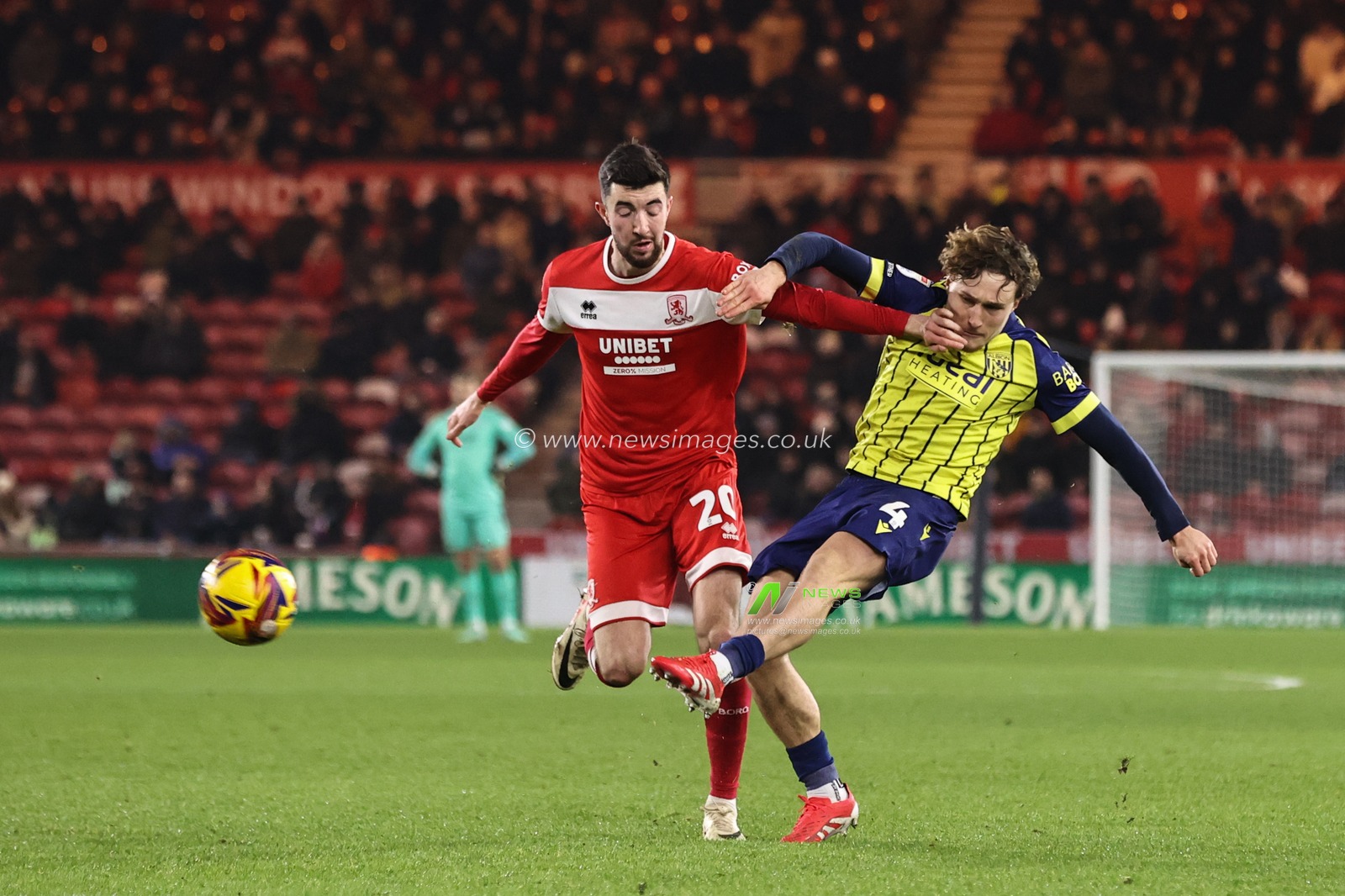 Callum Styles of West Bromwich Albion takes a shot on goal during the Sky Bet Championship match Middlesbrough vs West Bromwich Albion at Riverside Stadium, Middlesbrough, United Kingdom, 21st January 2025

(Photo by Alfie Cosgrove/News Images)