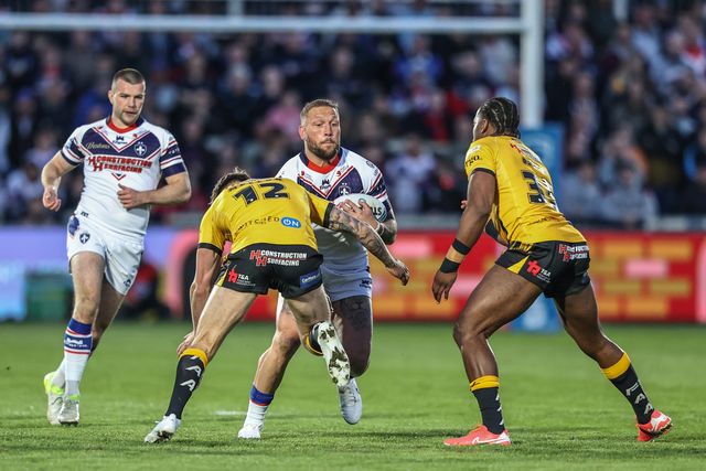 Josh Griffin of Wakefield Trinity is tackled by Alex Mellor of Castleford Tigers and Daniel Okoro of Castleford Tigers during the Betfred Super League Round 8 match Wakefield Trinity vs Castleford Tigers at DIY Kitchens Stadium, Wakefield, United Kingdom, 17th April 2025

(Photo by Alfie Cosgrove/News Images)