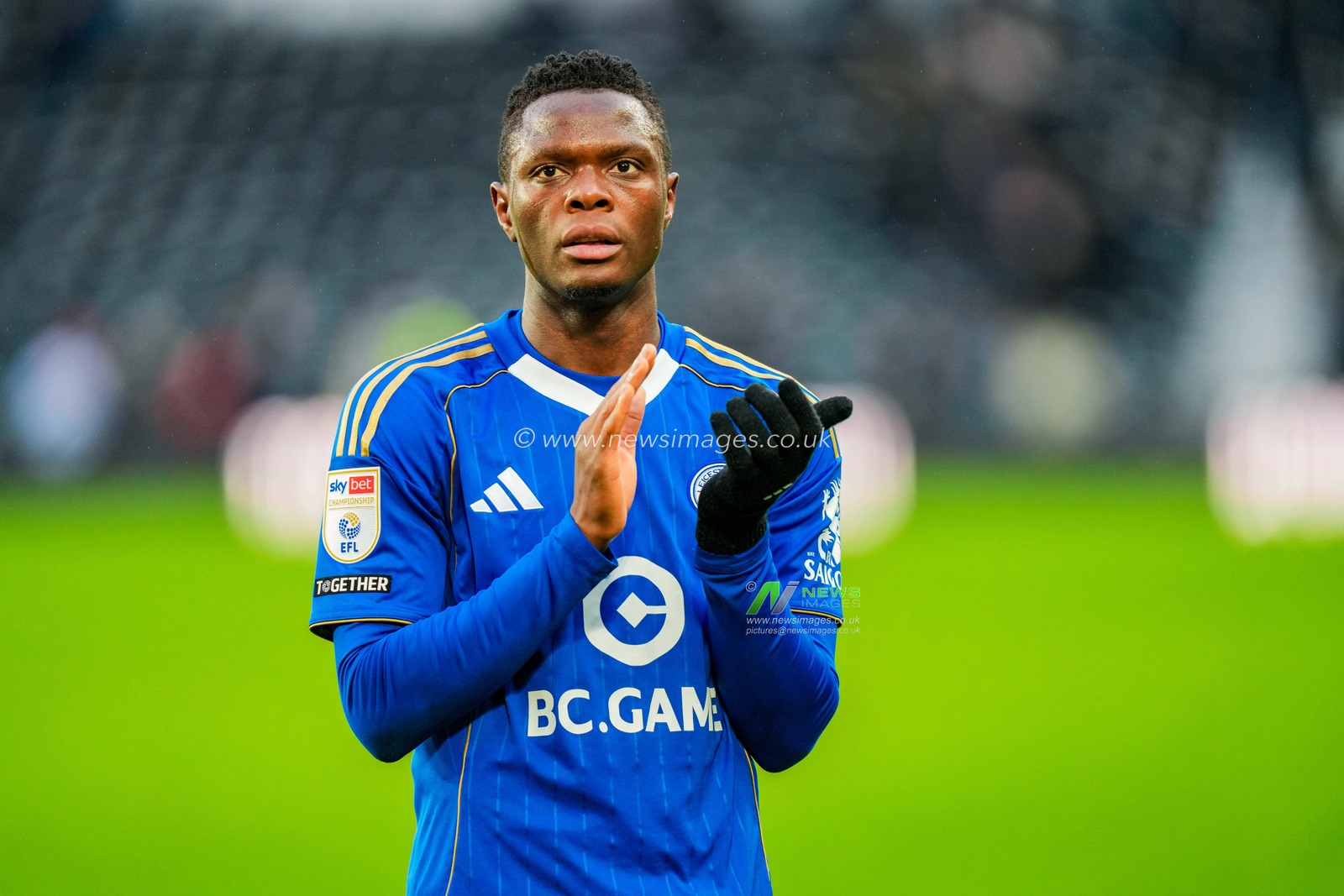 Patson Daka of Leicester City applauds fans during the Sky Bet Championship match Derby County vs Leicester City at Pride Park Stadium, Derby, United Kingdom, 6th December 2025

(Photo by Maynard Manyowa/News Images)

*** GER AUT SUI OUT ***