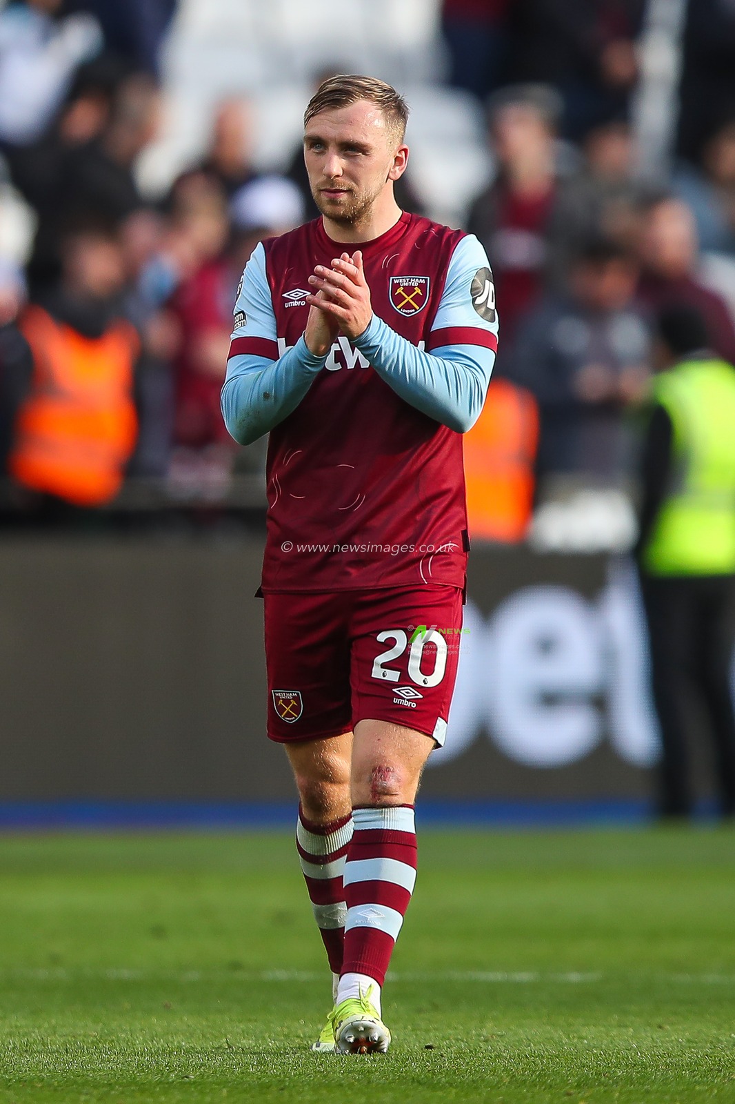 Jarrod Bowen of West Ham United applauds the fans at the end of the Premier League match West Ham United vs Aston Villa at London Stadium, London, United Kingdom, 17th March 2024

(Photo by Gareth Evans/News Images)