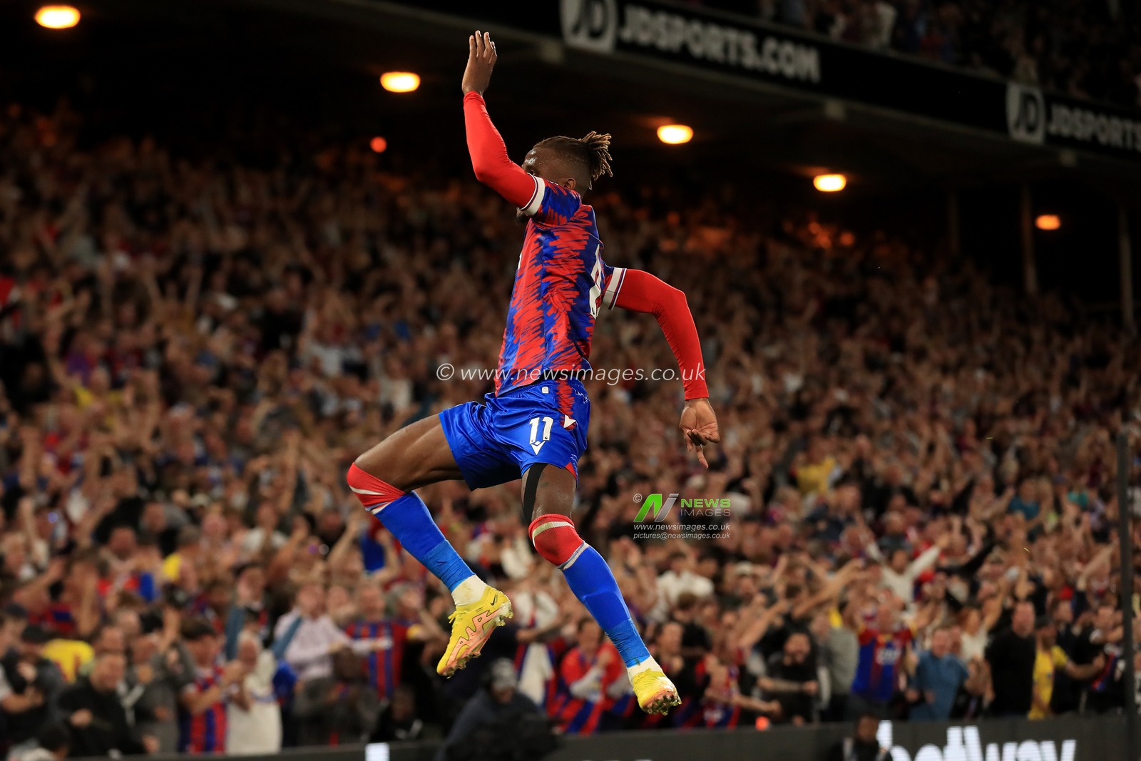 GOAL: Wilfried Zaha #11 of Crystal Palace scores to make it 1-0.