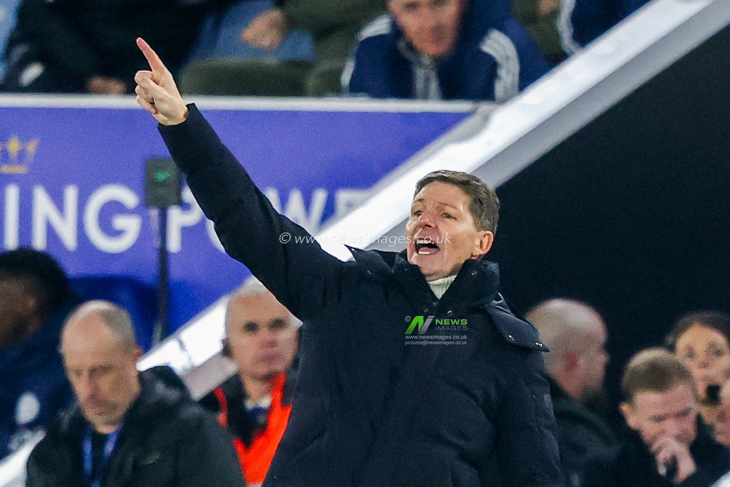 Oliver Glasner of Crystal Palace gives the team instructions during the Premier League match Leicester City vs Crystal Palace at King Power Stadium, Leicester, United Kingdom, 15th January 2025

(Photo by Alfie Cosgrove/News Images)