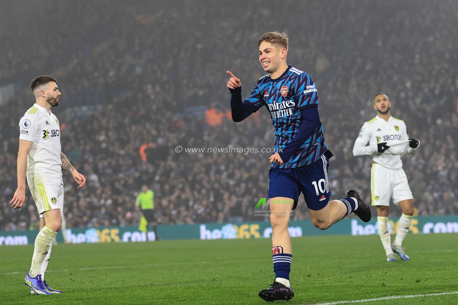 Emile Smith Rowe #10 of Arsenal celebrates his goal to make it 1-4
