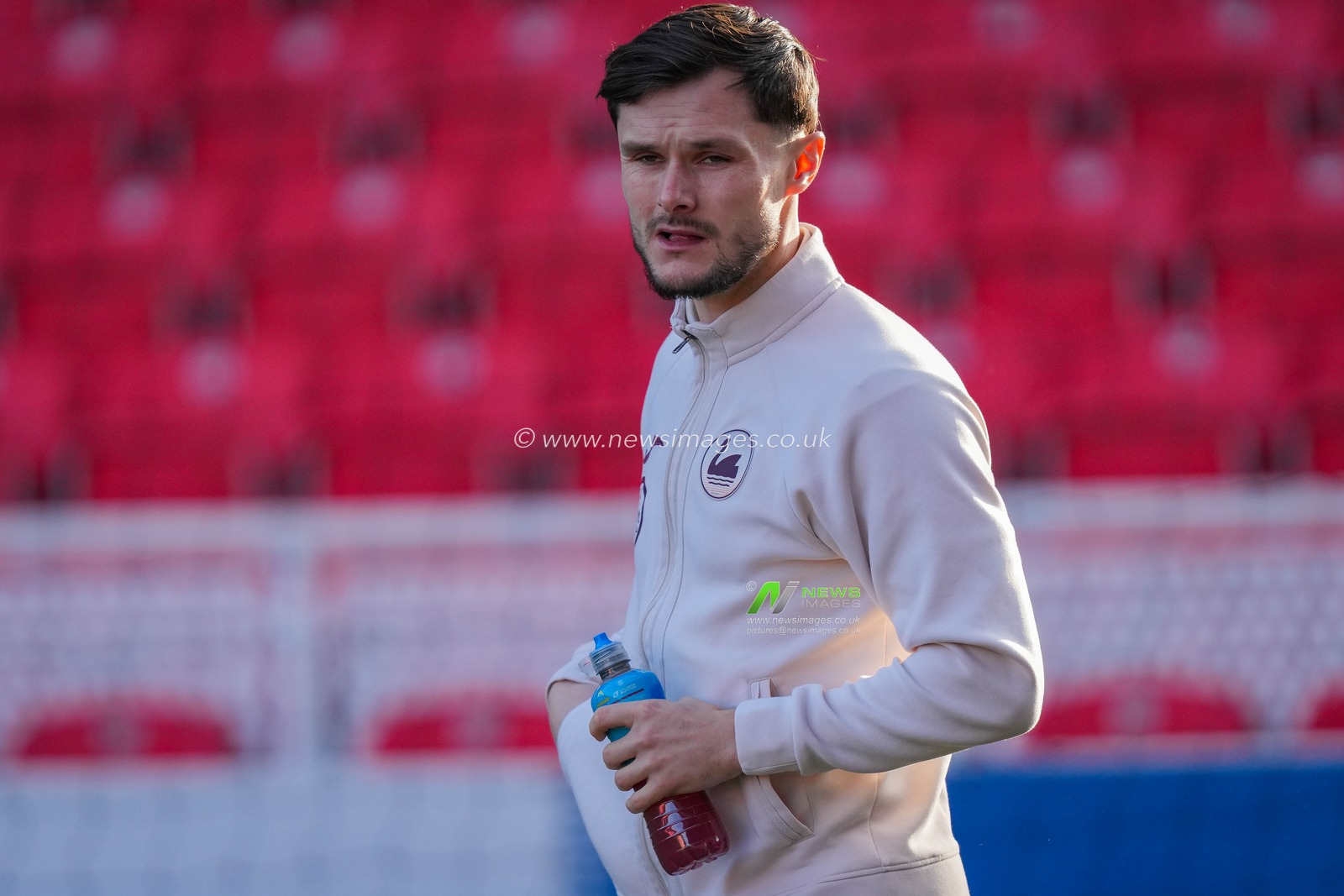 Liam Cullen of Swansea City inspects the pitch during the Sky Bet Championship match Stoke City vs Swansea City at Bet365 Stadium, Stoke-on-Trent, United Kingdom, 13th December 2025

(Photo by Maynard Manyowa/News Images)

*** GER AUT SUI OUT ***