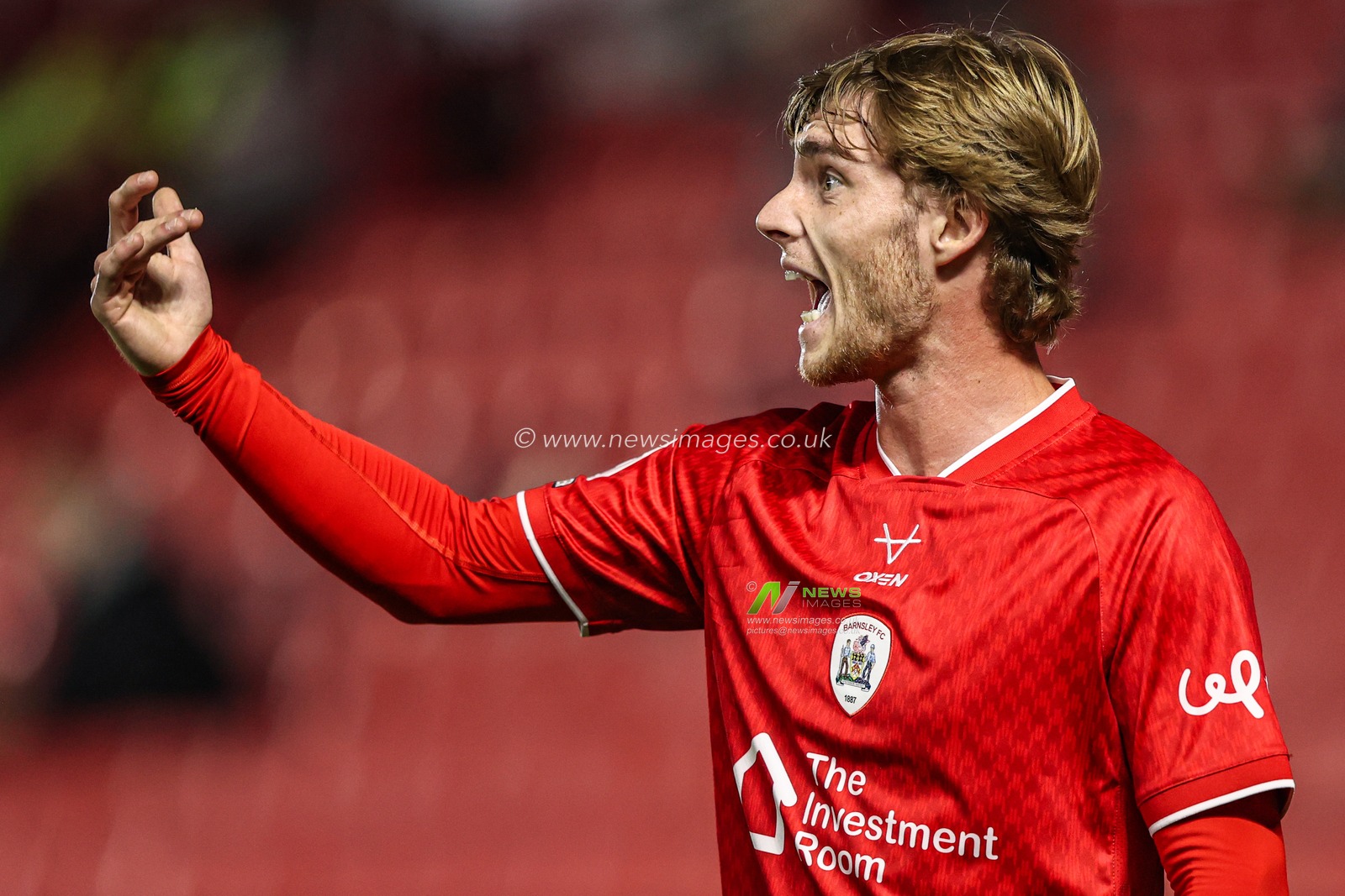 Luca Connell of Barnsley gives his team instructions during the Sky Bet League One match Barnsley vs Blackpool at Oakwell, Barnsley, United Kingdom on 02 September 2026

(Photo by Alfie Cosgrove/News Images)