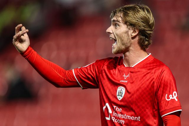 Luca Connell of Barnsley gives his team instructions during the Sky Bet League One match Barnsley vs Blackpool at Oakwell, Barnsley, United Kingdom on 02 September 2026

(Photo by Alfie Cosgrove/News Images)