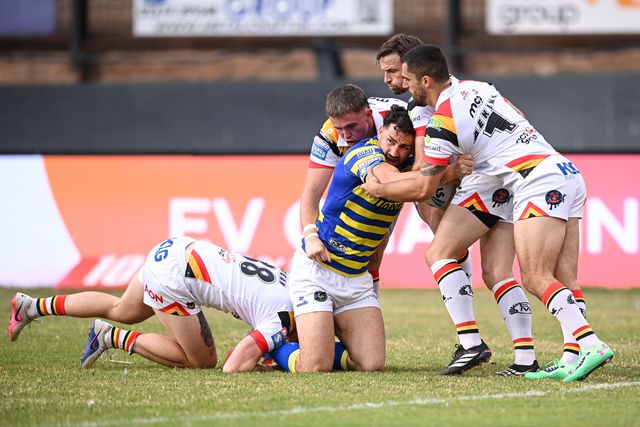 Toby King of Warrington Wolves whilst under pressure during the Betfred Super League round 22 match Bradford Bulls vs Warrington Wolves at Odsal Stadium, Bradford, United Kingdom on 08 August 2026

(Photo by Ben Roberts/News Images)