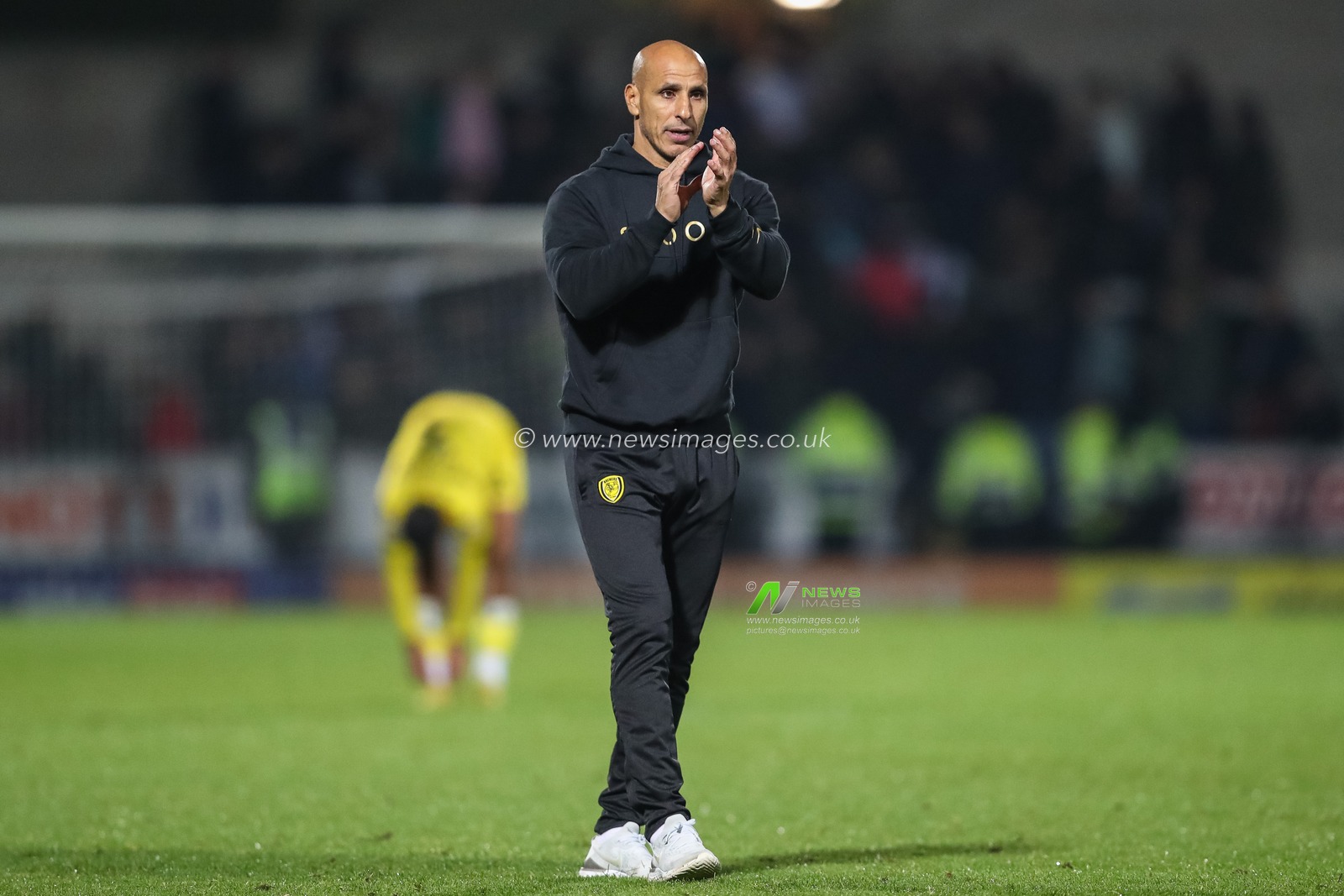 Dino Maamria Manager of Burton Albion applauds the home fans after the Sky Bet League 1 match Burton Albion vs Plymouth Argyle at Pirelli Stadium, Burton upon Trent, United Kingdom, 19th November 2022

(Photo by Gareth Evans/News Images)