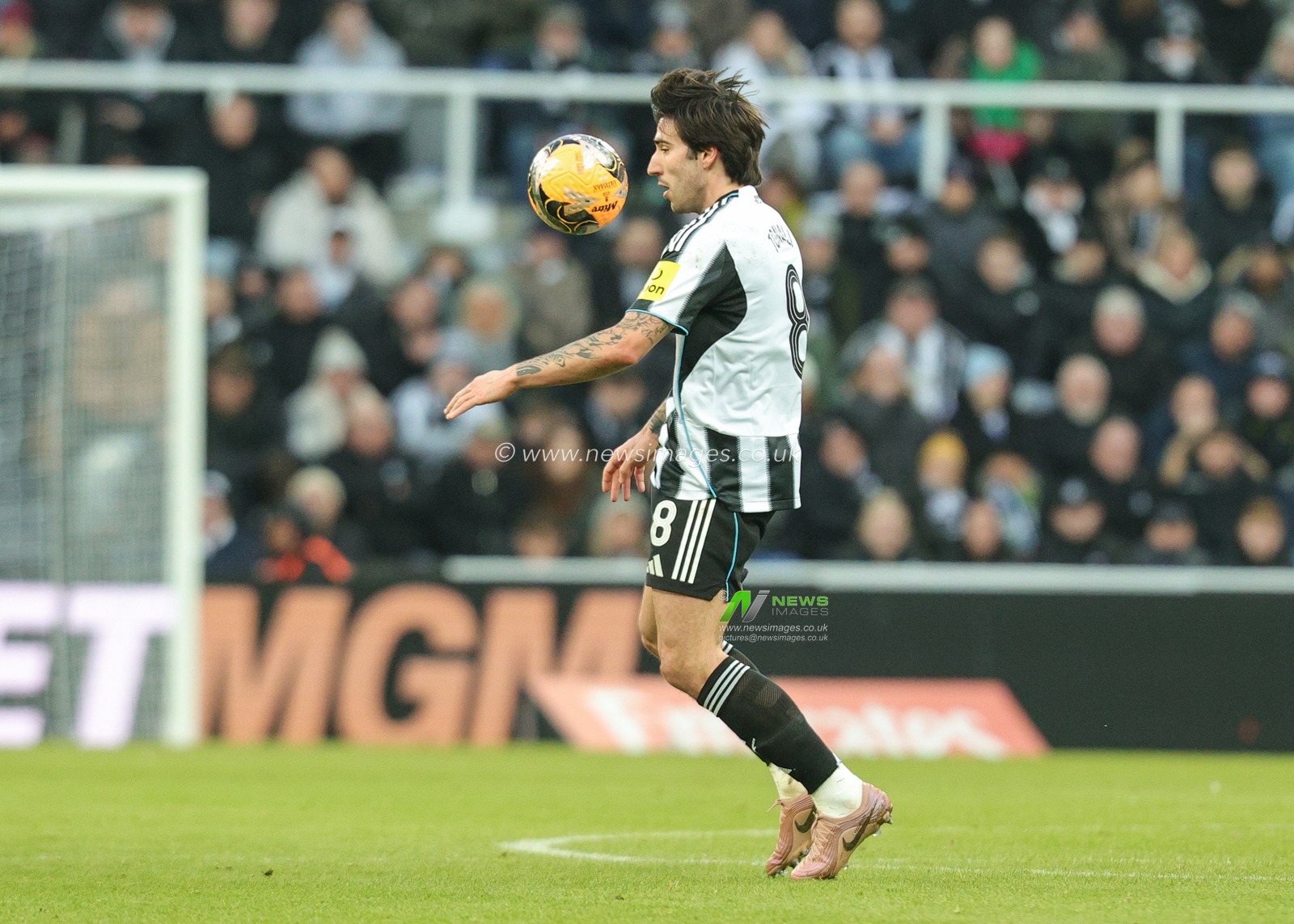Sandro Tonali of Newcastle United controls the ball during the Emirates FA Cup Third Round match Newcastle United vs Bournemouth at St. James's Park, Newcastle, United Kingdom, 10th January 2026

(Photo by Richard Bierton/News Images)