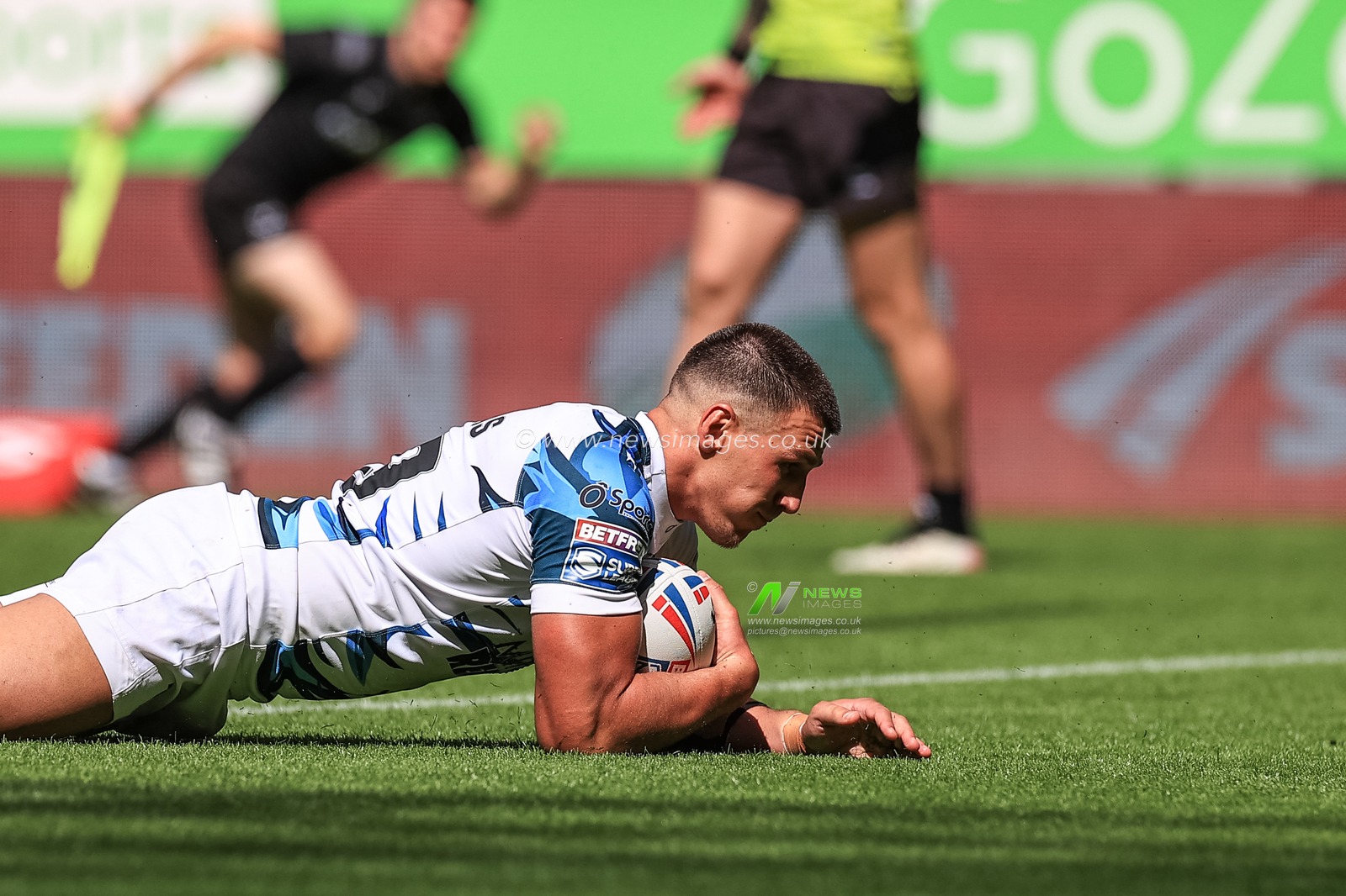 Lambert Belmas #29 of Toulouse Olympique goes over for a try