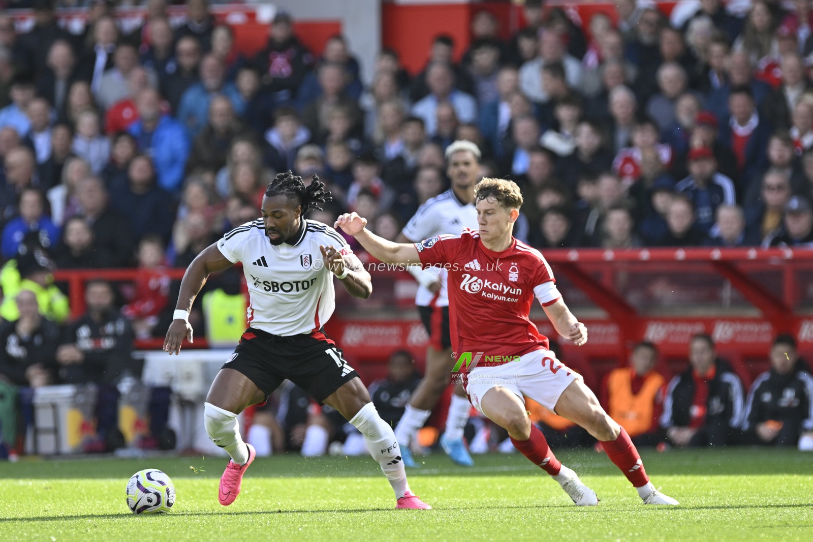 Adama TRAORE of Fulham FC and Ryan YATES of Nottingham Forrest battle for the ball during the Premier League match Nottingham Forest vs Fulham at City Ground, Nottingham, United Kingdom, 28th September 2024

(Photo by Mark Dunn/News Images)