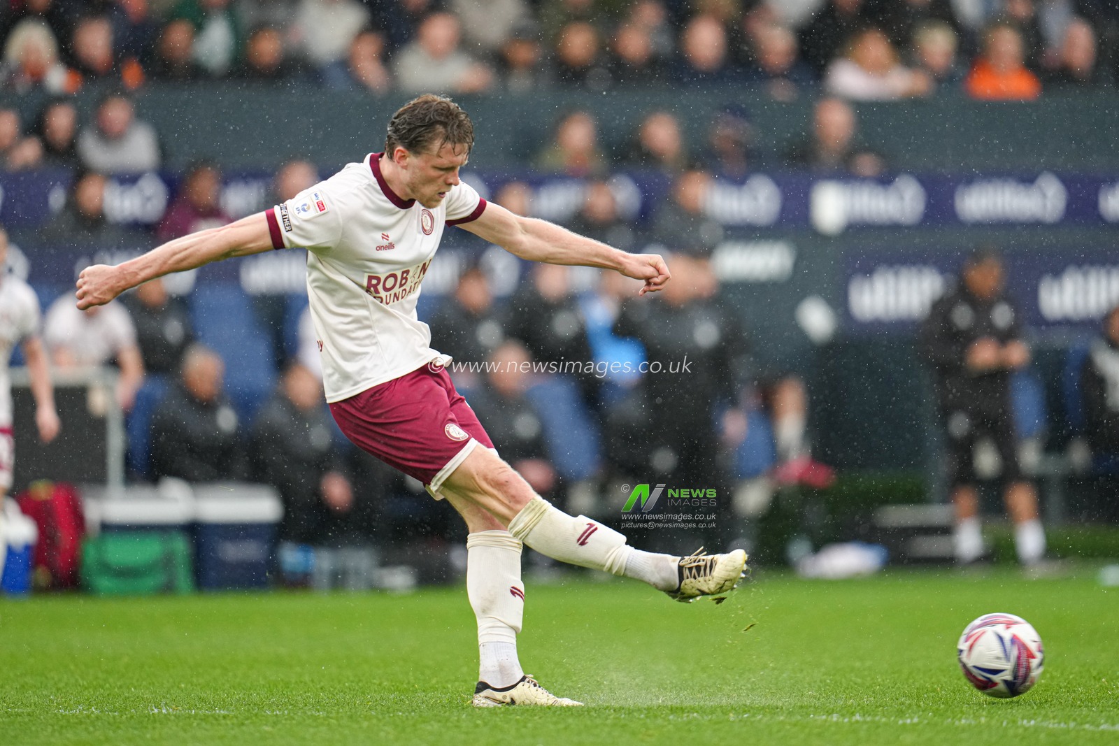 Max Bird of Bristol City during the Sky Bet Championship match Luton Town vs Bristol City at Kenilworth Road, Luton, United Kingdom, 21st April 2025

(Photo by Harvey Murphy/News Images)