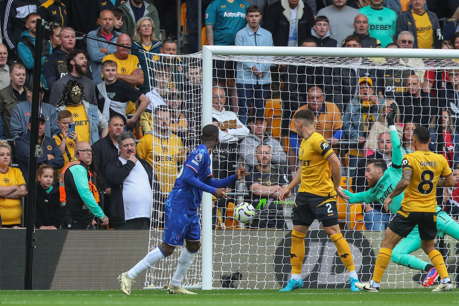 Nicolas Jackson of Chelsea scores to make it 0-1 during the Premier League match Wolverhampton Wanderers vs Chelsea at Molineux, Wolverhampton, United Kingdom, 25th August 2024

(Photo by Gareth Evans/News Images)