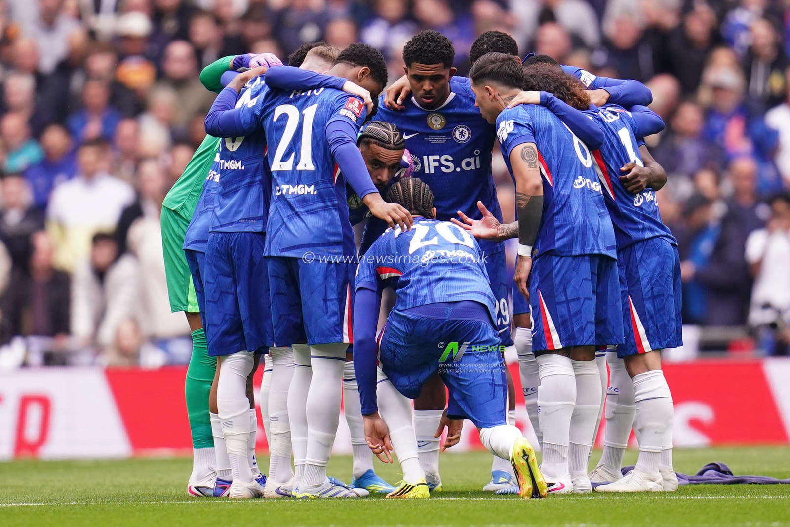 Chelsea players huddle before kick off during the Emirates FA Cup Final match Chelsea vs Manchester City at Wembley Stadium, London, United Kingdom on 16 May 2026

(Photo by Harvey Murphy/News Images)