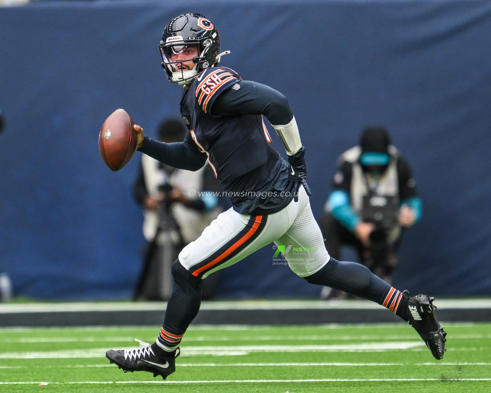 Caleb Williams of the Chicago Bears escapes the pocket during the Week 6 match Chicago Bears vs Jacksonville Jaguars at Tottenham Hotspur Stadium, London, United Kingdom, 13th October 2024

(Photo by Craig Thomas/News Images)