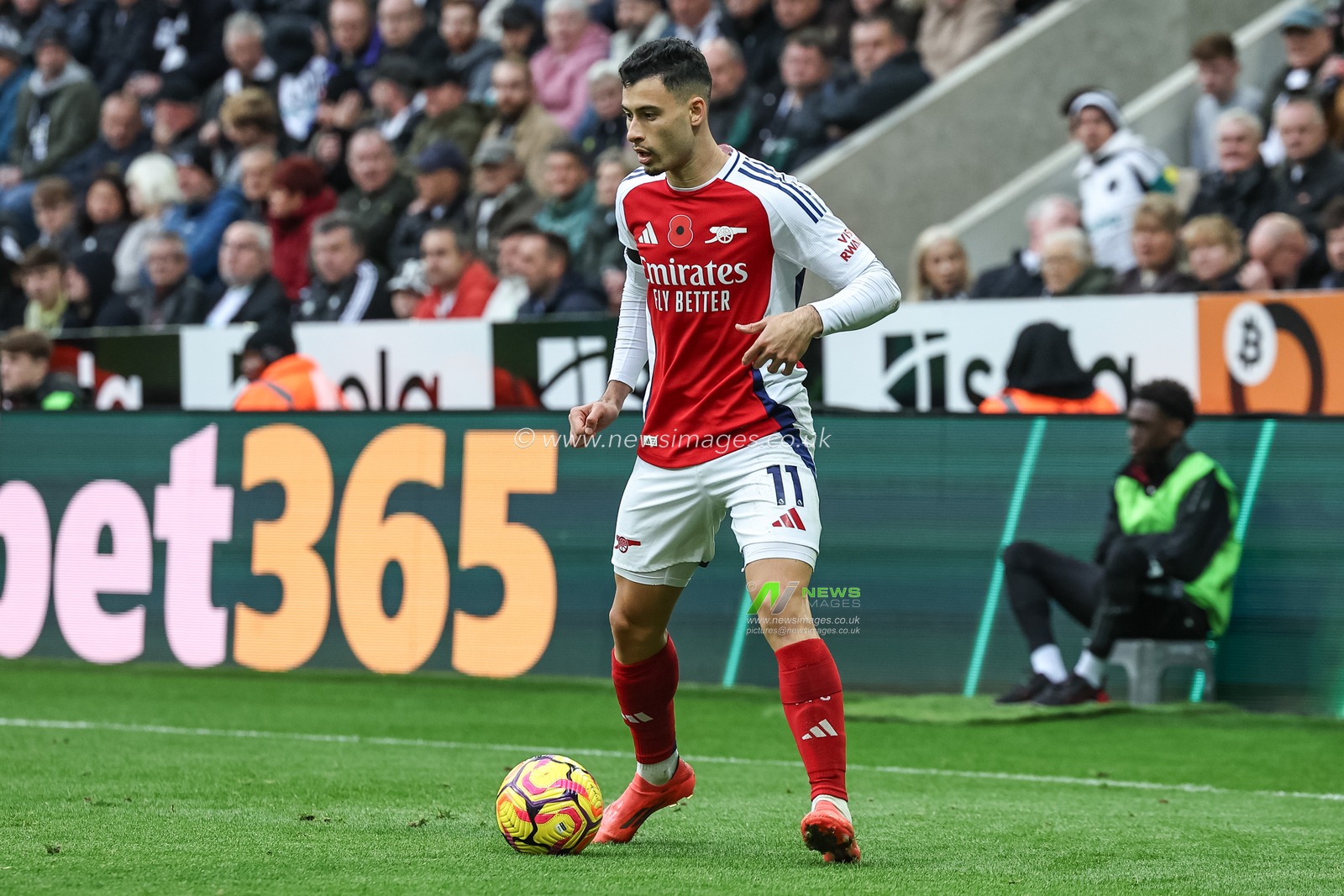 Gabriel Martinelli of Arsenal with the ball during the Premier League match Newcastle United vs Arsenal at St. James's Park, Newcastle, United Kingdom, 2nd November 2024

(Photo by Mark Cosgrove/News Images)