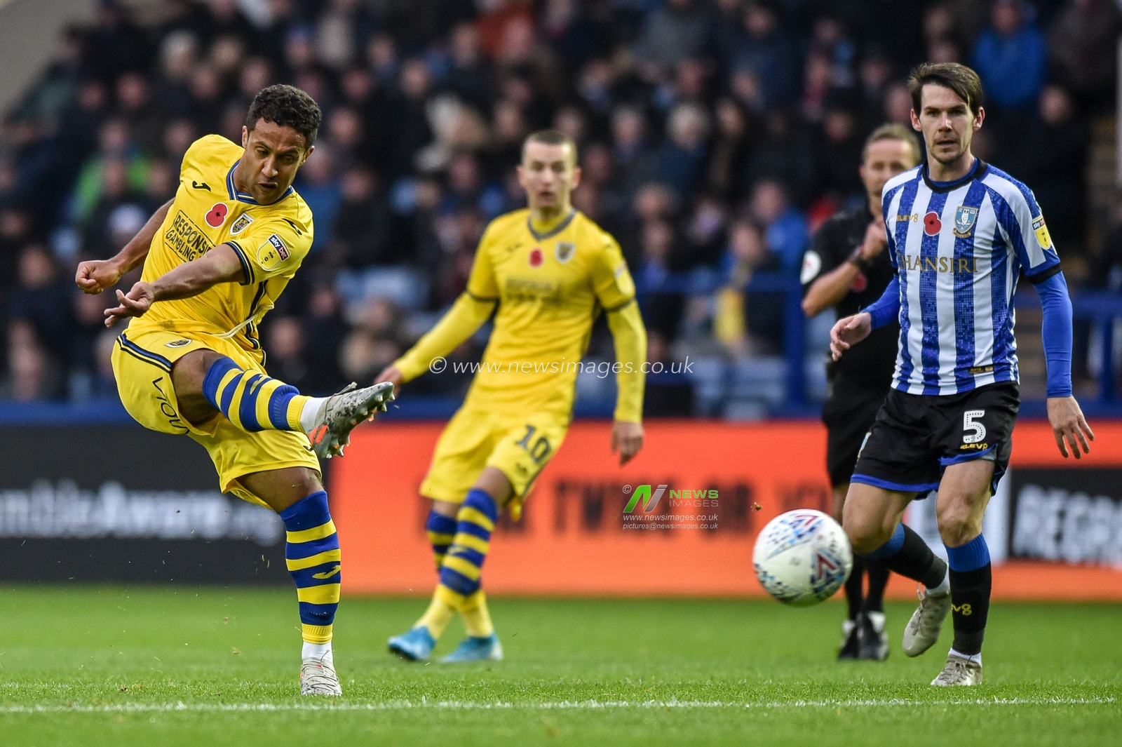 9th November 2019, Hillsborough, Sheffield, England; Sky Bet Championship, Sheffield Wednesday v Swansea City : Wayne Routledge (15) of Swansea City has a shot on goal early in the first half.

Credit: Dean Williams/News Images