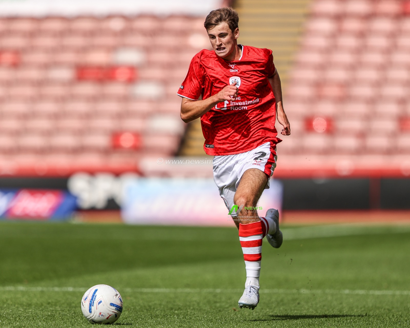 Arley Kay of Barnsley breaks with the ball during the Sky Bet League One match Barnsley vs Bromley at Oakwell, Barnsley, United Kingdom on 15 August 2026

(Photo by Alfie Cosgrove/News Images)