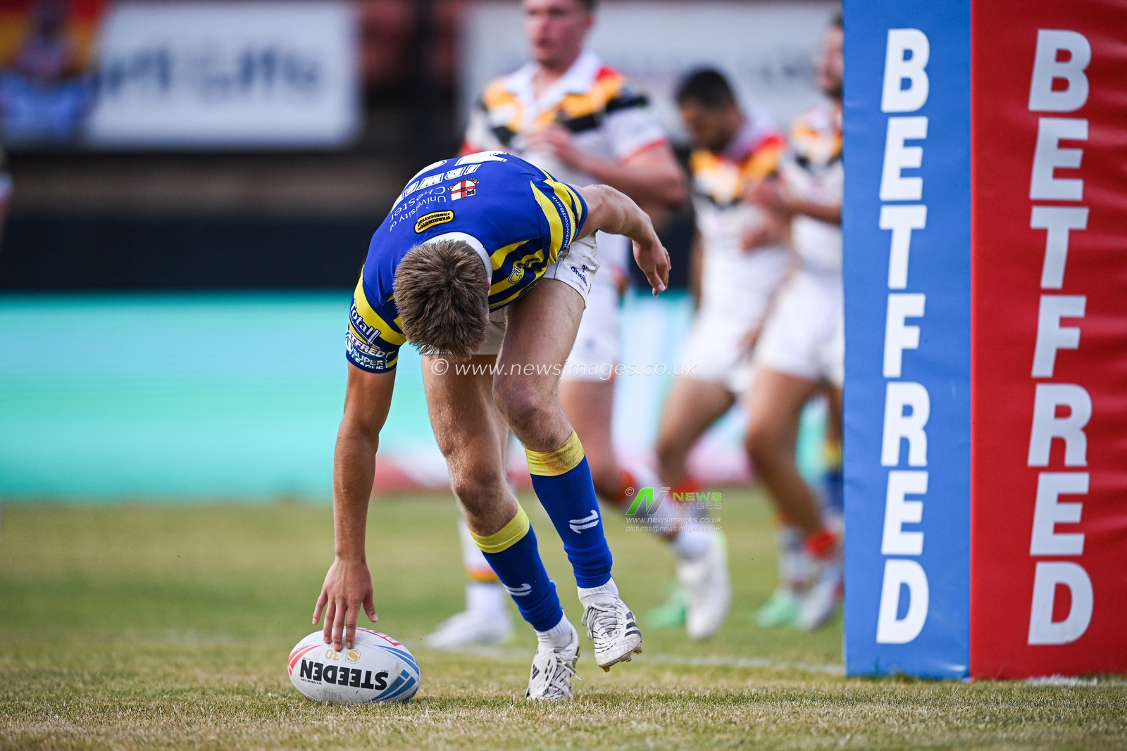 Ewan Irwin of Warrington Wolves scores his team's seventh try during the Betfred Super League round 22 match Bradford Bulls vs Warrington Wolves at Odsal Stadium, Bradford, United Kingdom on 08 August 2026

(Photo by Ben Roberts/News Images)