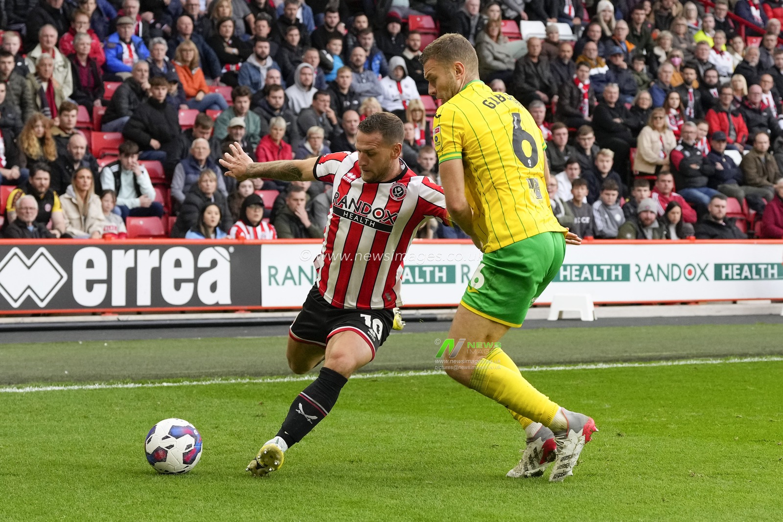 Billy Sharp #10 of Sheffield United hold off Ben Gibson #6 of Norwich City during the Sky Bet Championship match Sheffield United vs Norwich City at Bramall Lane, Sheffield, United Kingdom, 22nd October 2022

(Photo by Steve Flynn/News Images)