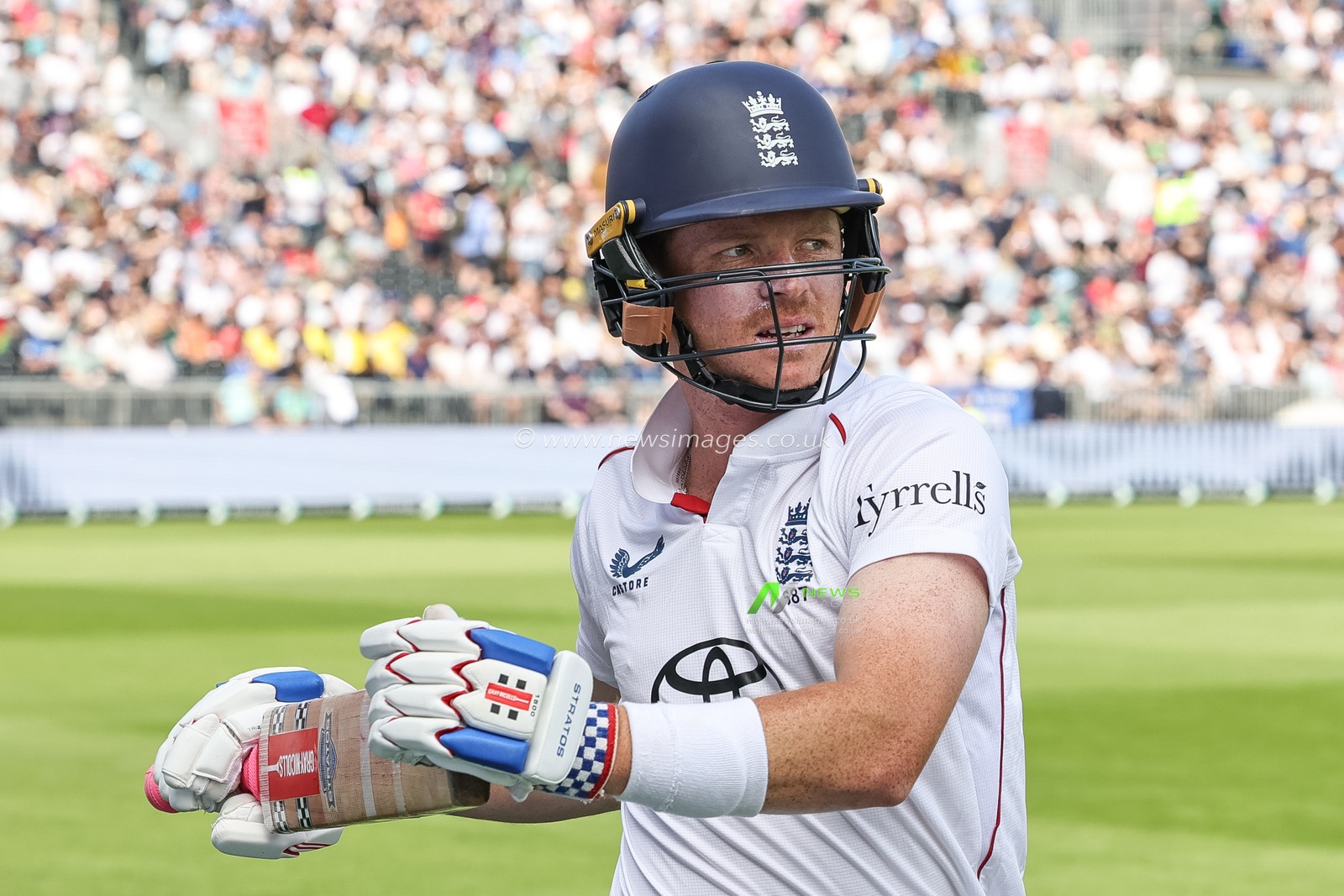 Ollie Pope of England stretches ahead of opening batting on day 3 during the 4th Rothesay Test Match match Day 3 England vs India at Old Trafford Cricket Ground, Manchester, United Kingdom, 25th July 2025

(Photo by Mark Cosgrove/News Images)