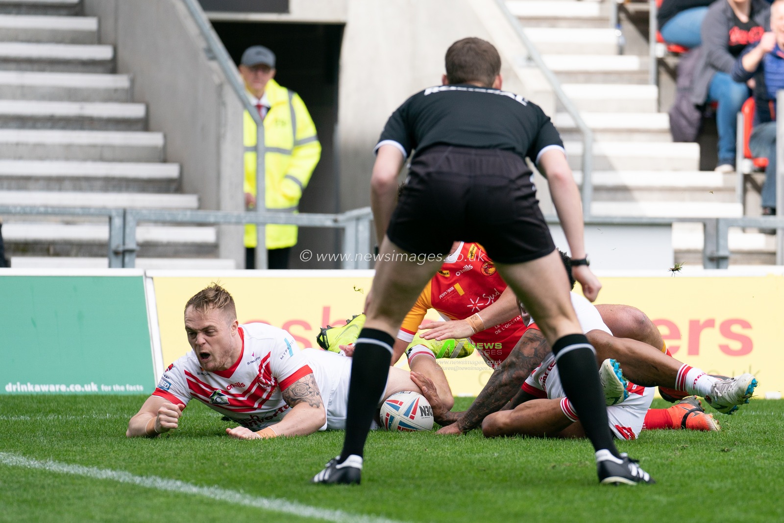 St. Helens's Adam Swift scores his sides first try


28th April 2019 , Totally Wicked Stadium, St Helens, England;  Betfred Super League, Round 13, St Helens vs Catalans Dragons ; 

Credit: Terry Donnelly/News Images
