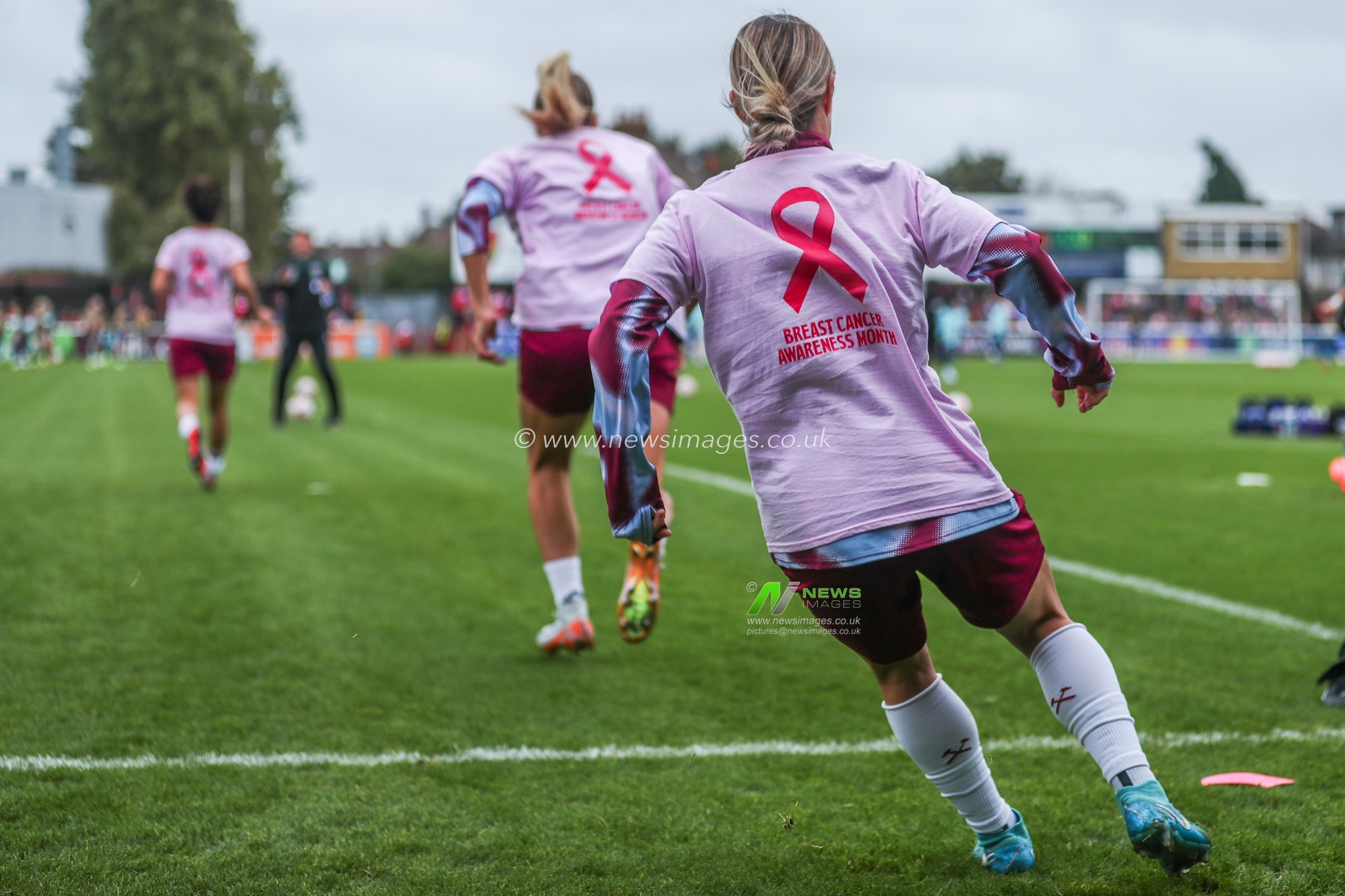 West Ham United wear breast cancer awareness tops during warm ups prior to  the Barclays Women's Super League match West Ham United Women vs Arsenal Women at Chigwell Construction Stadium, Dagenham, United Kingdom, 20th October 2024

(Photo by Izzy Poles/News Images)