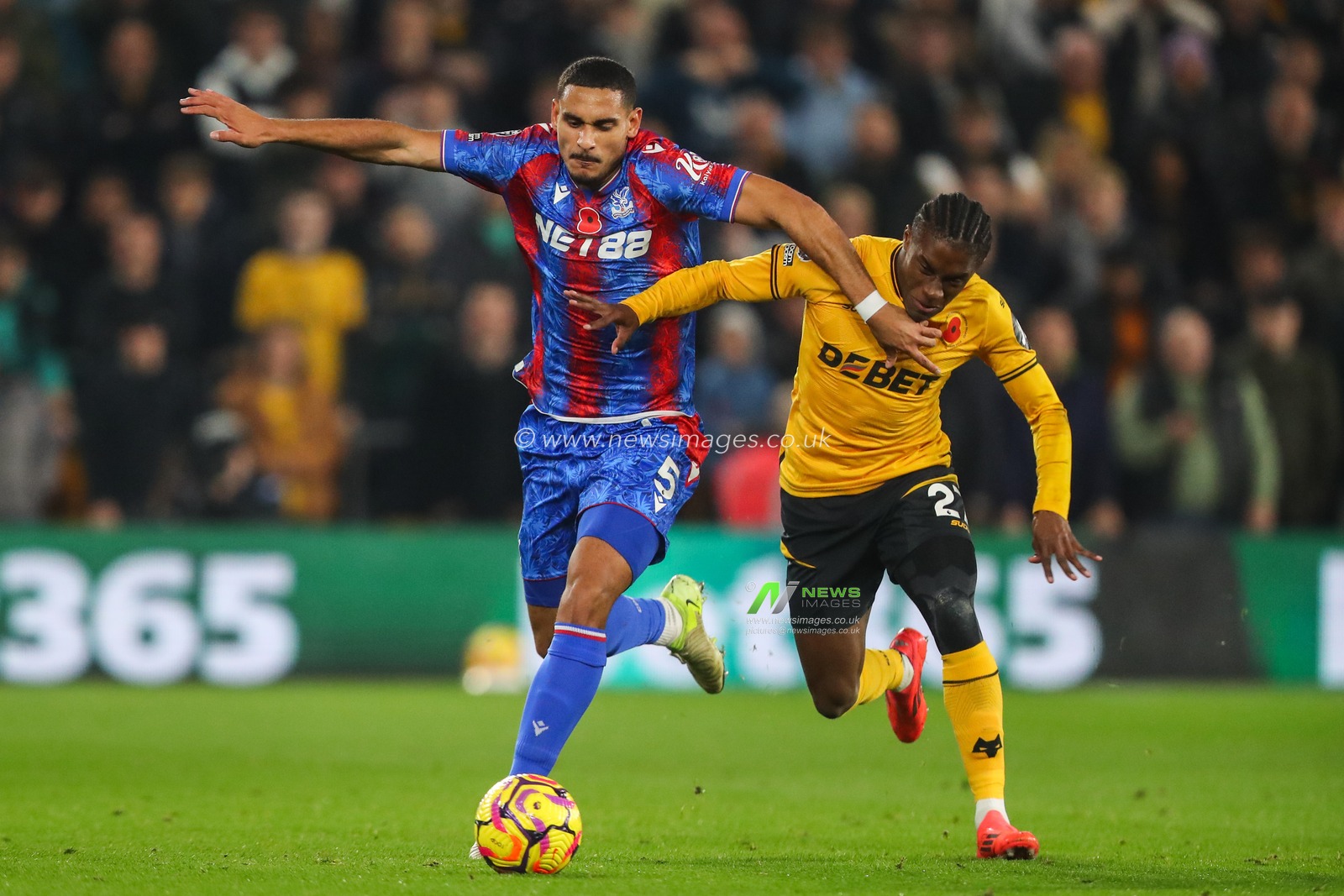 Maxence Lacroix of Crystal Palace holds off Jean-Ricner Bellegarde of Wolverhampton Wanderers during the Premier League match Wolverhampton Wanderers vs Crystal Palace at Molineux, Wolverhampton, United Kingdom, 2nd November 2024

(Photo by Gareth Evans/News Images)