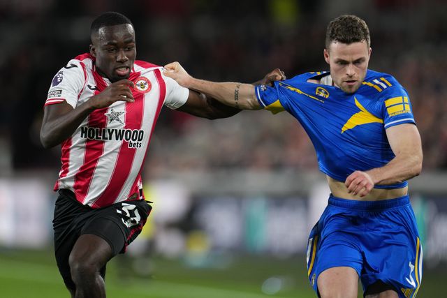 Gabriel Gudmundsson of Leeds United and Michael Kayode of Brentford battle during the Premier League match Brentford vs Leeds United at The Gtech Community Stadium, London, United Kingdom, 14th December 2025

(Photo by Harvey Murphy/News Images)

*** GER AUT SUI OUT ***