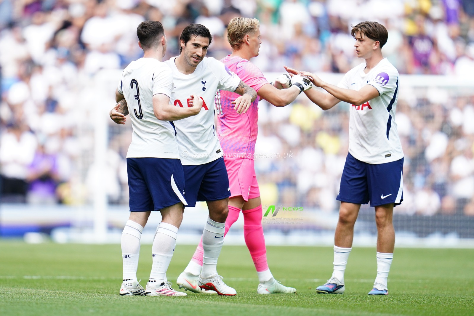Tottenham hotspur players during the pre-season friendly match Tottenham Hotspur vs Hoffenheim at Tottenham Hotspur Stadium, London, United Kingdom on 15 August 2026

(Photo by Harvey Murphy/News Images)
