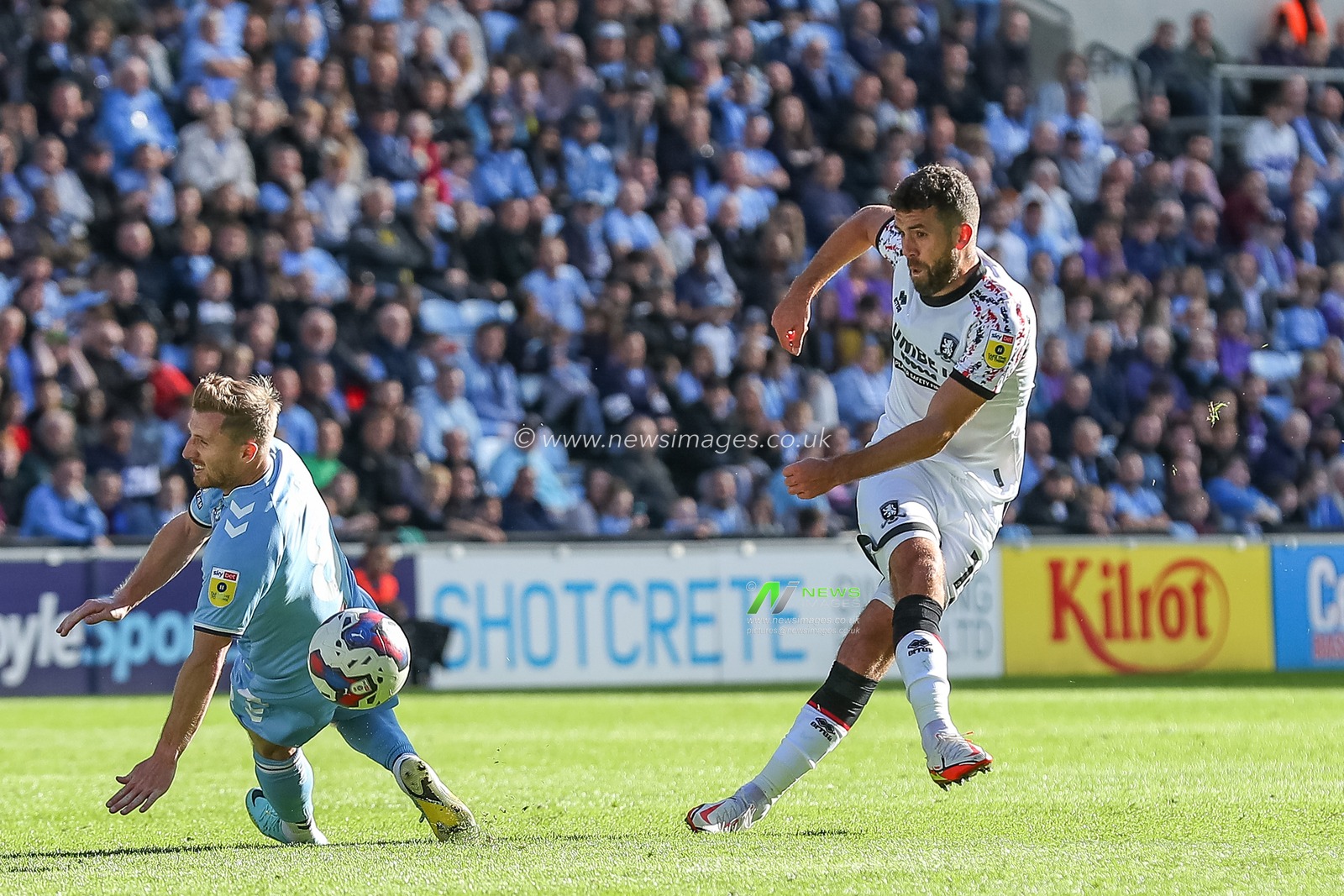 Tommy Smith #14 of Middlesbrough has a shot at goal during the Sky Bet Championship match Coventry City vs Middlesbrough at Coventry Building Society Arena, Coventry, United Kingdom, 1st October 2022

(Photo by Gareth Evans/News Images)