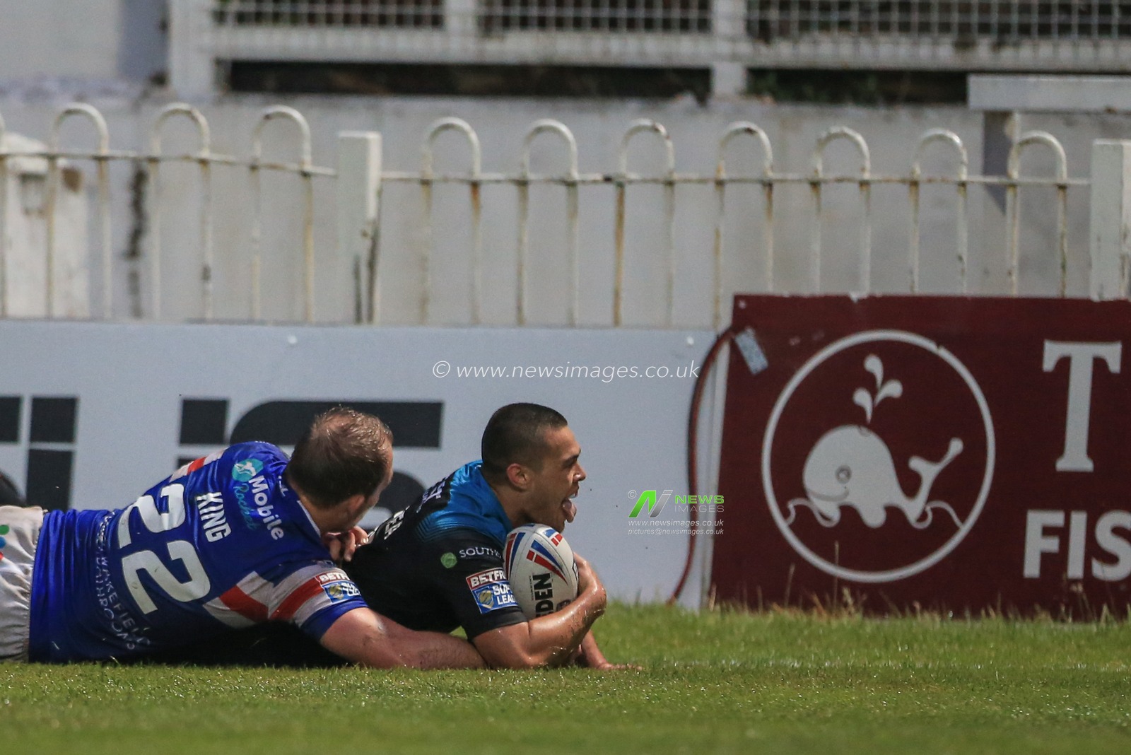 7th June 2019 , Mobile Rocket Stadium, Wakefield, England;  Betfred Super League, Round 17, Wakefield Trinity vs Leeds Rhinos ; Tui Lolohea (6) of Leeds Rhinos 
goes over for a try 

 

Credit: Mark Cosgrove/News Images