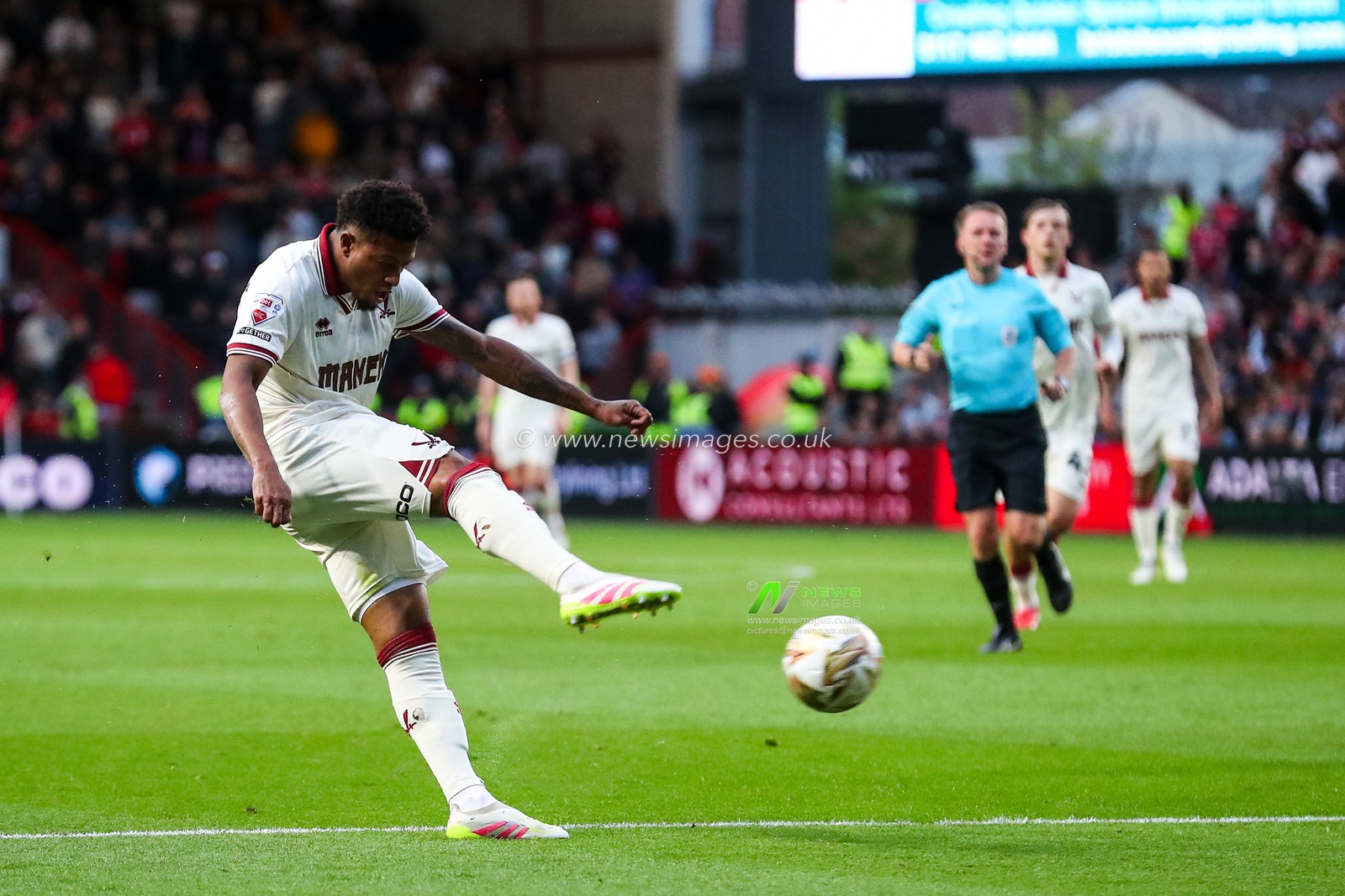 Rhian Brewster of Sheffield United has a shot at goal during the Sky Bet Championship Playoff Semi-final match Bristol City vs Sheffield United at Ashton Gate, Bristol, United Kingdom, 8th May 2025

(Photo by Gareth Evans/News Images)