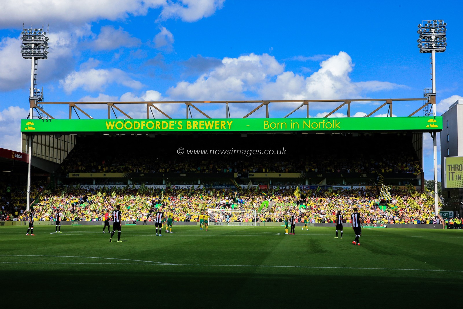 17th August 2019, Carrow Road, Norwich, England ; Premier League Football, Norwich City vs Newcastle United : The match gets underway at Carrow Road


Credit: Georgie Kerr/News Images

English Football League images are subject to DataCo Licence
