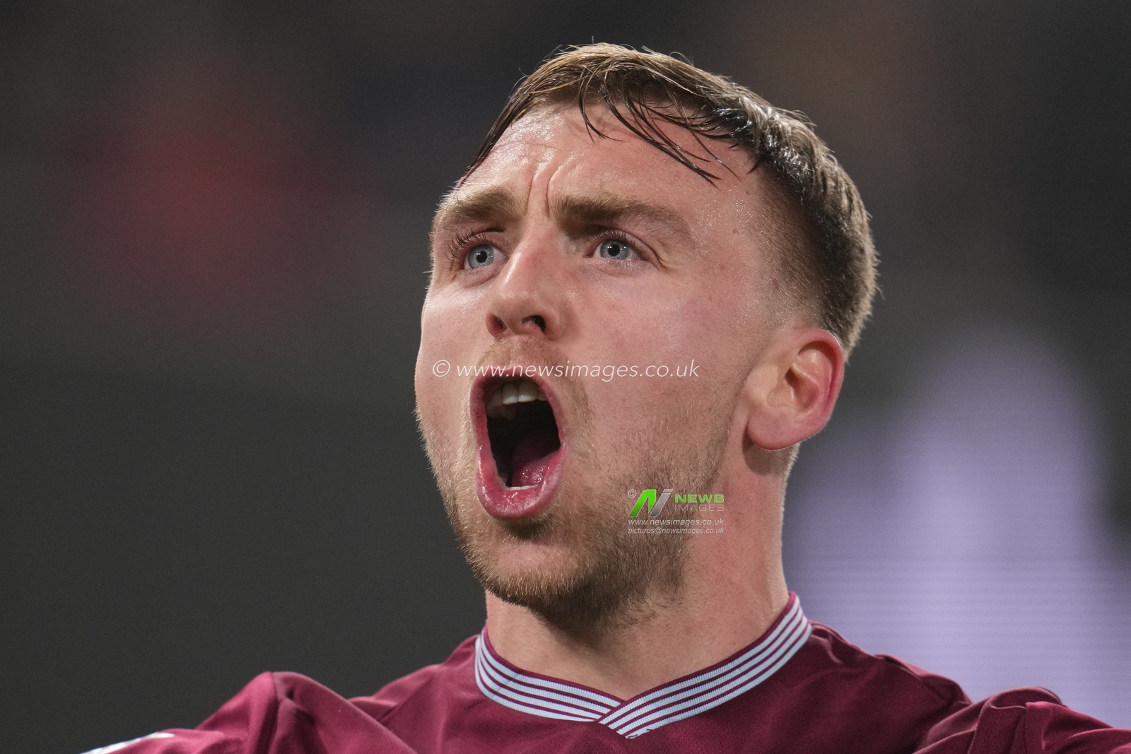 Jarrod Bowen of West Ham United celebrates 0-1 lead with away support during the Premier League match Fulham vs West Ham United at Craven Cottage, London, United Kingdom on 04 March 2026

(Photo by Harvey Murphy/News Images)