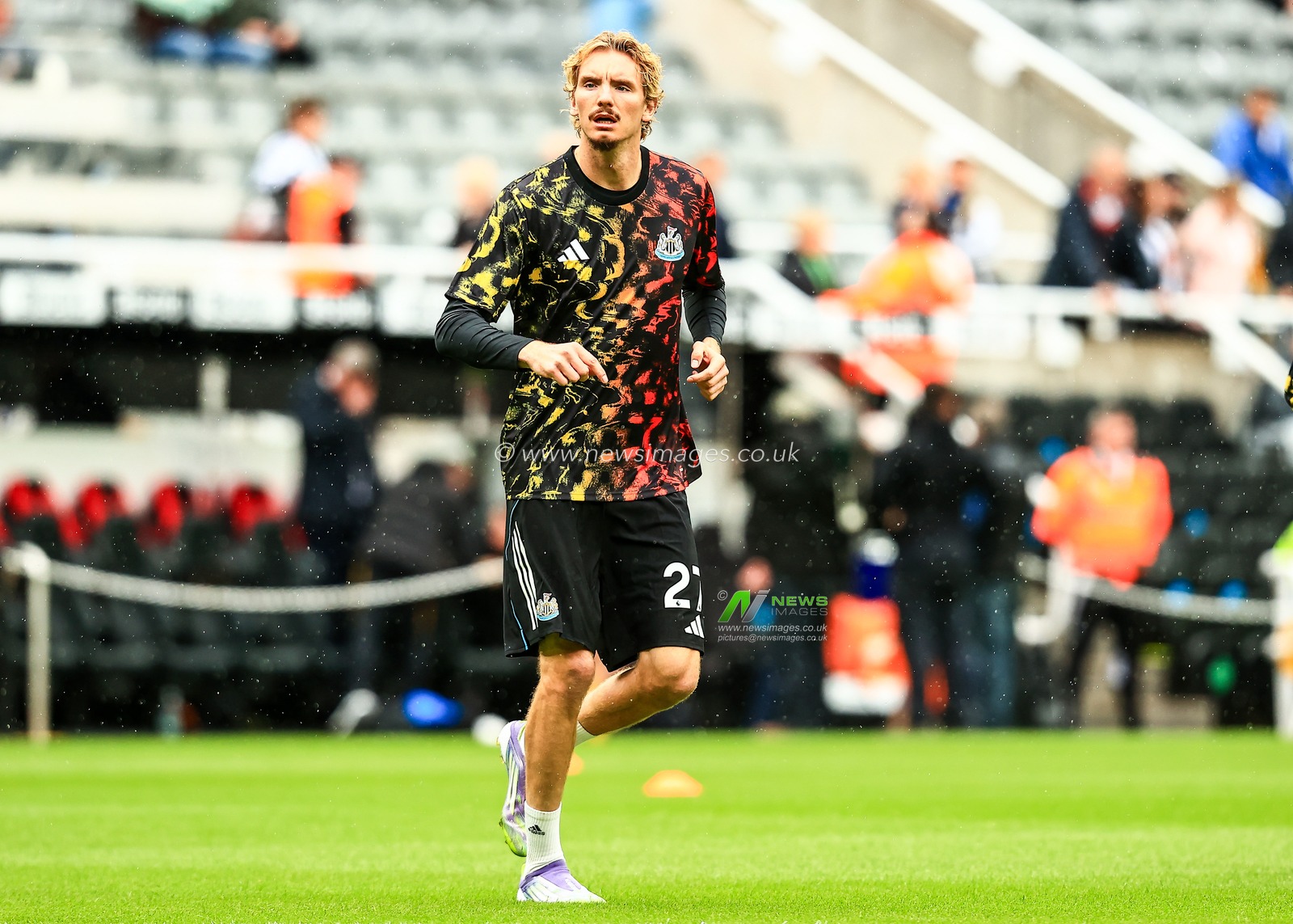 Nick Woltemade of Newcastle United in the pregame warmup session during the Premier League match Newcastle United vs Wolverhampton Wanderers at St. James's Park, Newcastle, United Kingdom, 13th September 2025

(Photo by Richard Bierton/News Images)