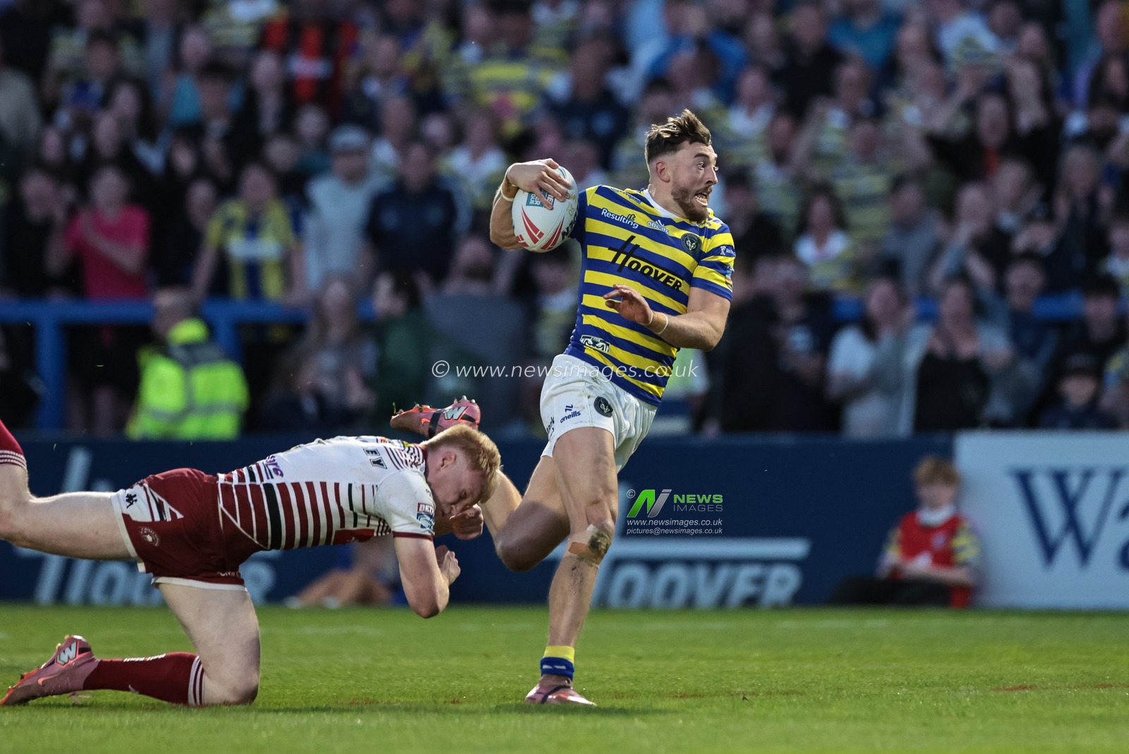 Matty Ashton of Warrington Wolves breaks with the ball during the Betfred Super League round 9 match Warrington Wolves vs Wigan Warriors at The Halliwell Jones Stadium, Warrington, United Kingdom on 24 April 2026

(Photo by Mark Cosgrove/News Images)