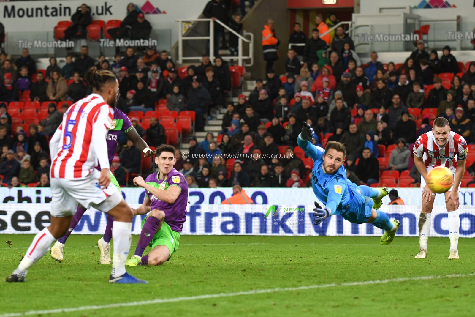 1st January 2019, Bet 365 Stadium, Stoke-on-Trent, England; Sky Bet Championship, Stoke City vs Bristol City ; 
Callum O'Dowda (11) of Bristol City scores making it 0-2 to Bristol

Credit: Richard Long/News Images

English Football League images are subject to DataCo Licence