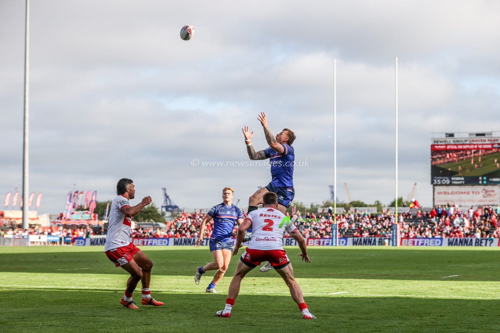 Tom Johnstone of Wakefield Trinity jumps up to win the high ball during the Betfred Super League round 18 match Hull KR vs Wakefield Trinity at Sewell Group Craven Park, Hull, United Kingdom on 11 July 2026

(Photo by Alfie Cosgrove/News Images)