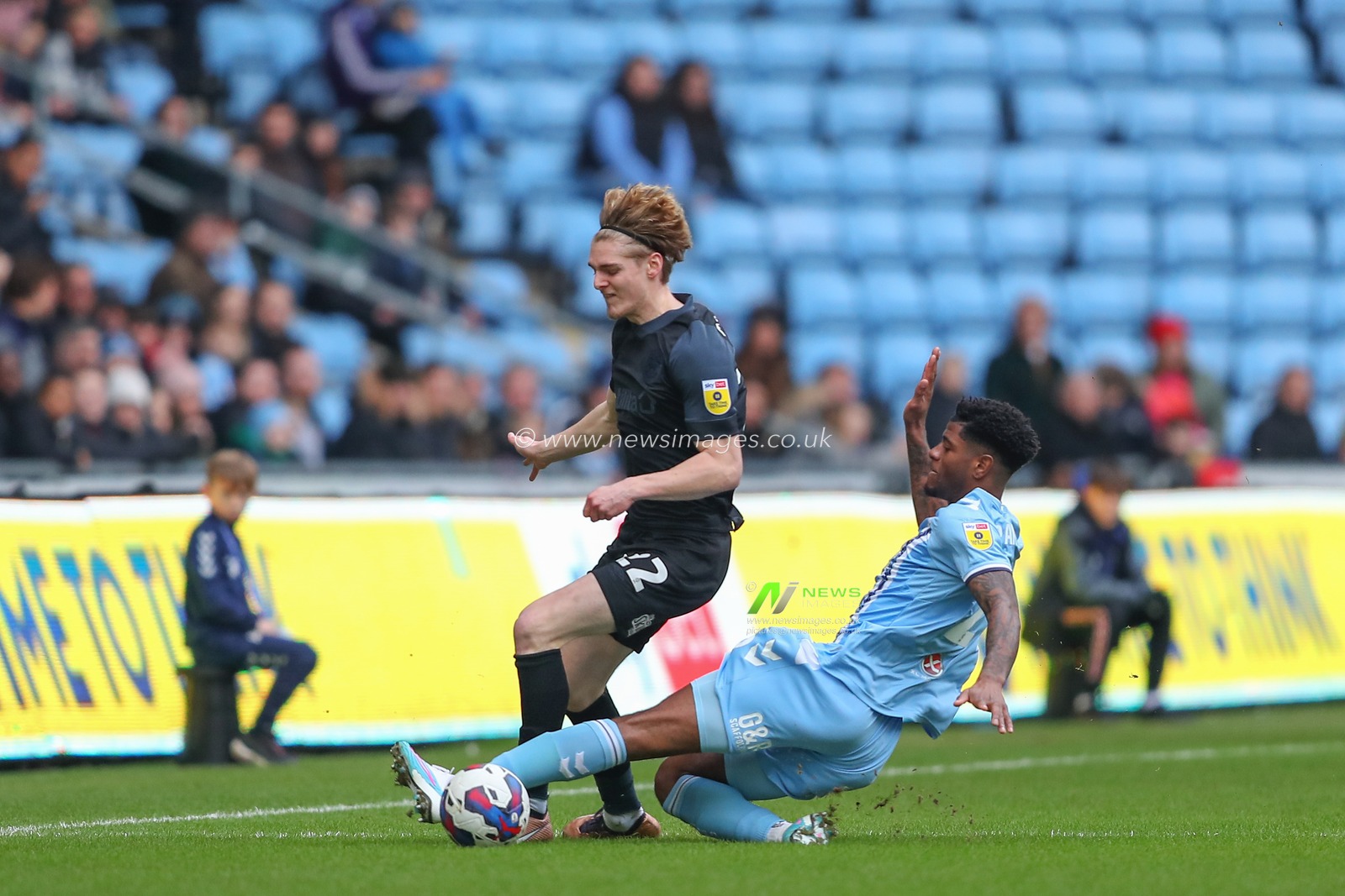 Jonathan Panzo #2 of Coventry City fouls Jack Rudoni #22 of Huddersfield Town during the Sky Bet Championship match Coventry City vs Huddersfield Town at Coventry Building Society Arena, Coventry, United Kingdom, 28th January 2023

(Photo by Gareth Evans/News Images)