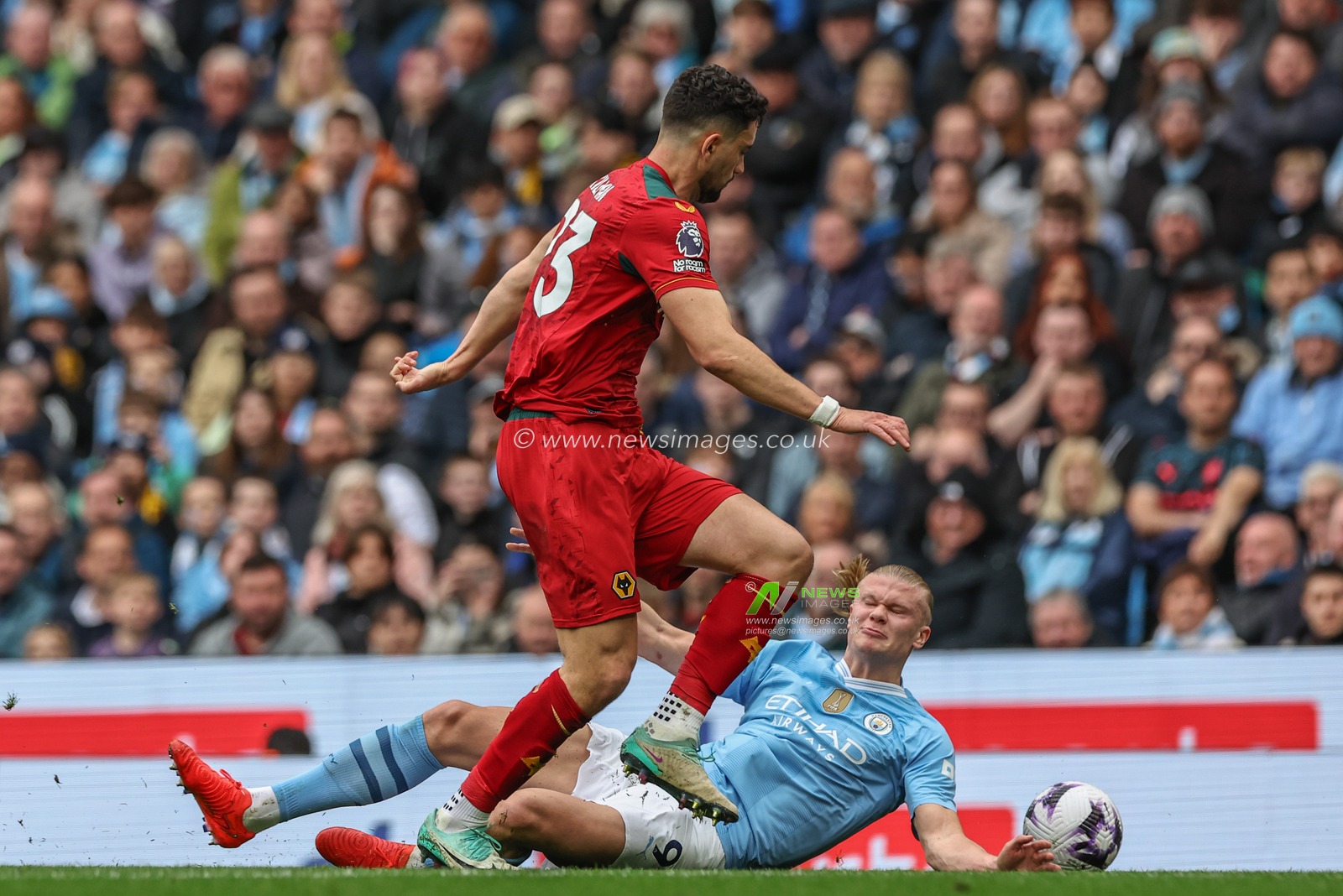 Erling Haaland  of Manchester City falls over after colliding with Max Kilman of Wolverhampton Wanderers during the Premier League match Manchester City vs Wolverhampton Wanderers at Etihad Stadium, Manchester, United Kingdom, 4th May 2024

(Photo by Mark Cosgrove/News Images)