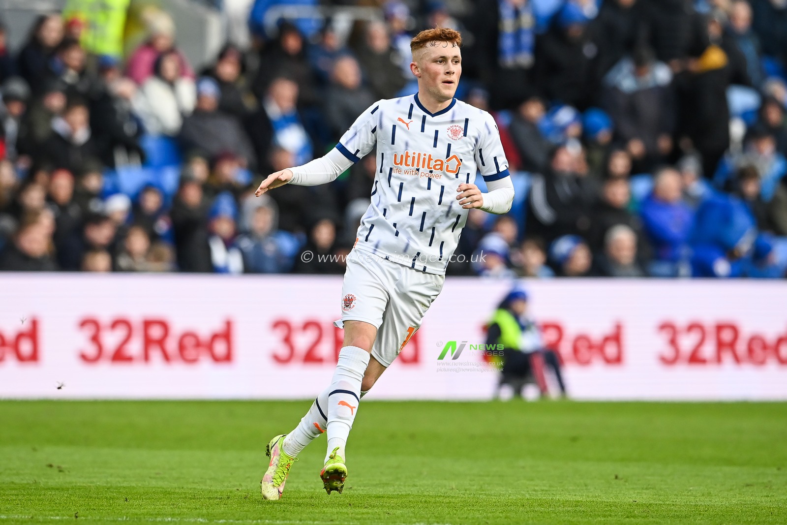 Sonny Carey #16 of Blackpool during the Sky Bet Championship match Cardiff City vs Blackpool at Cardiff City Stadium, Cardiff, United Kingdom, 17th December 2022

(Photo by Craig Thomas/News Images)