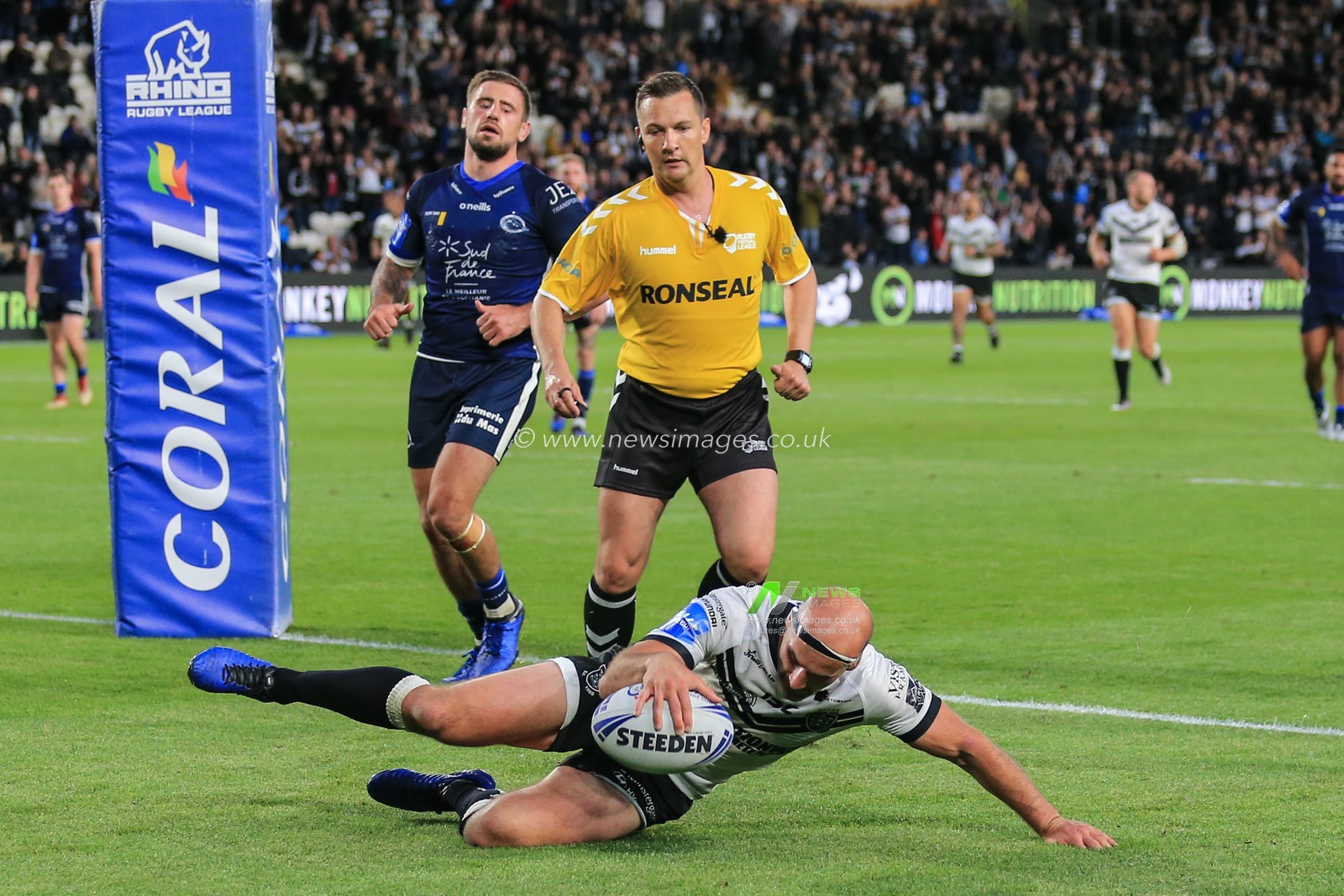30th May 2019 , KCOM Stadium, Hull, England; Coral Challenge Cup 2019, Quarter Final , Hull FC vs Catalans Dragons ; Danny Houghton (9) of Hull FC scores his try


Credit: David Greaves/News Images
