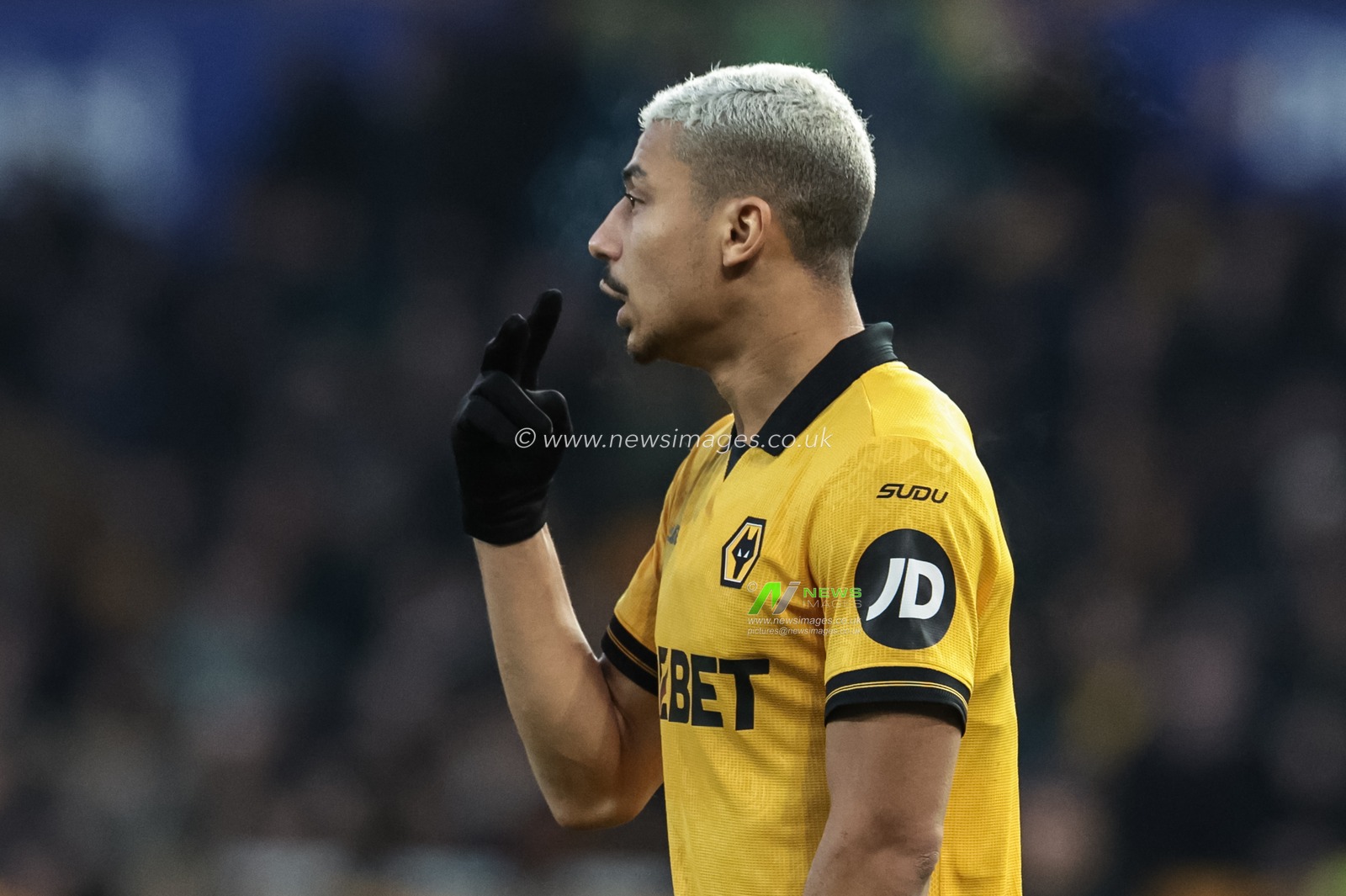 Andre of Wolverhampton Wanderers gives his team instructions during a Palace free kick during the Premier League match Wolverhampton Wanderers vs Crystal Palace at Molineux, Wolverhampton, United Kingdom, 22nd November 2025

(Photo by Mark Cosgrove/News Images)

*** GER AUT SUI OUT ***