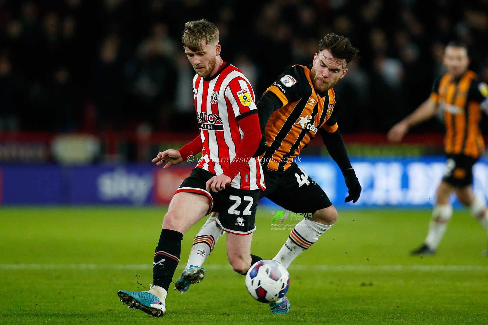 Tommy Doyle #22 of Sheffield United and Aaron Connolly #49 of Hull City during the Sky Bet Championship match Sheffield United vs Hull City at Bramall Lane, Sheffield, United Kingdom, 20th January 2023

(Photo by Ben Early/News Images)