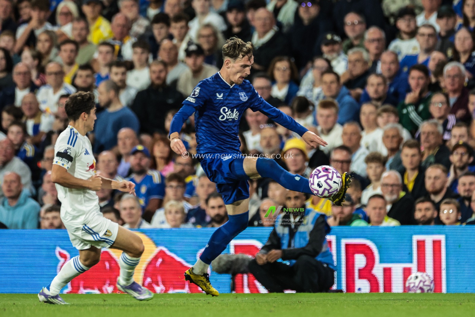 James Garner of Everton controls the ball tracked by Daniel James of Leeds United during the Premier League match Leeds United vs Everton at Elland Road, Leeds, United Kingdom, 18th August 2025

(Photo by Mark Cosgrove/News Images)