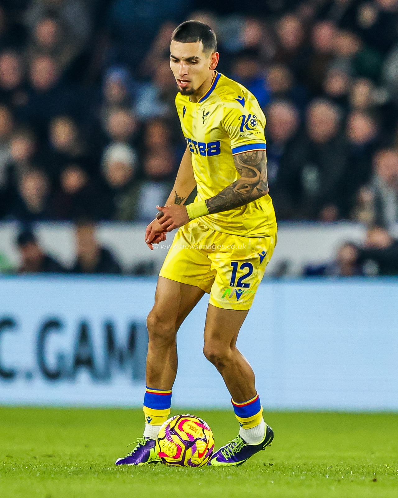 Daniel Munoz of Crystal Palace runs with the ball during the Premier League match Leicester City vs Crystal Palace at King Power Stadium, Leicester, United Kingdom, 15th January 2025

(Photo by Alfie Cosgrove/News Images)
