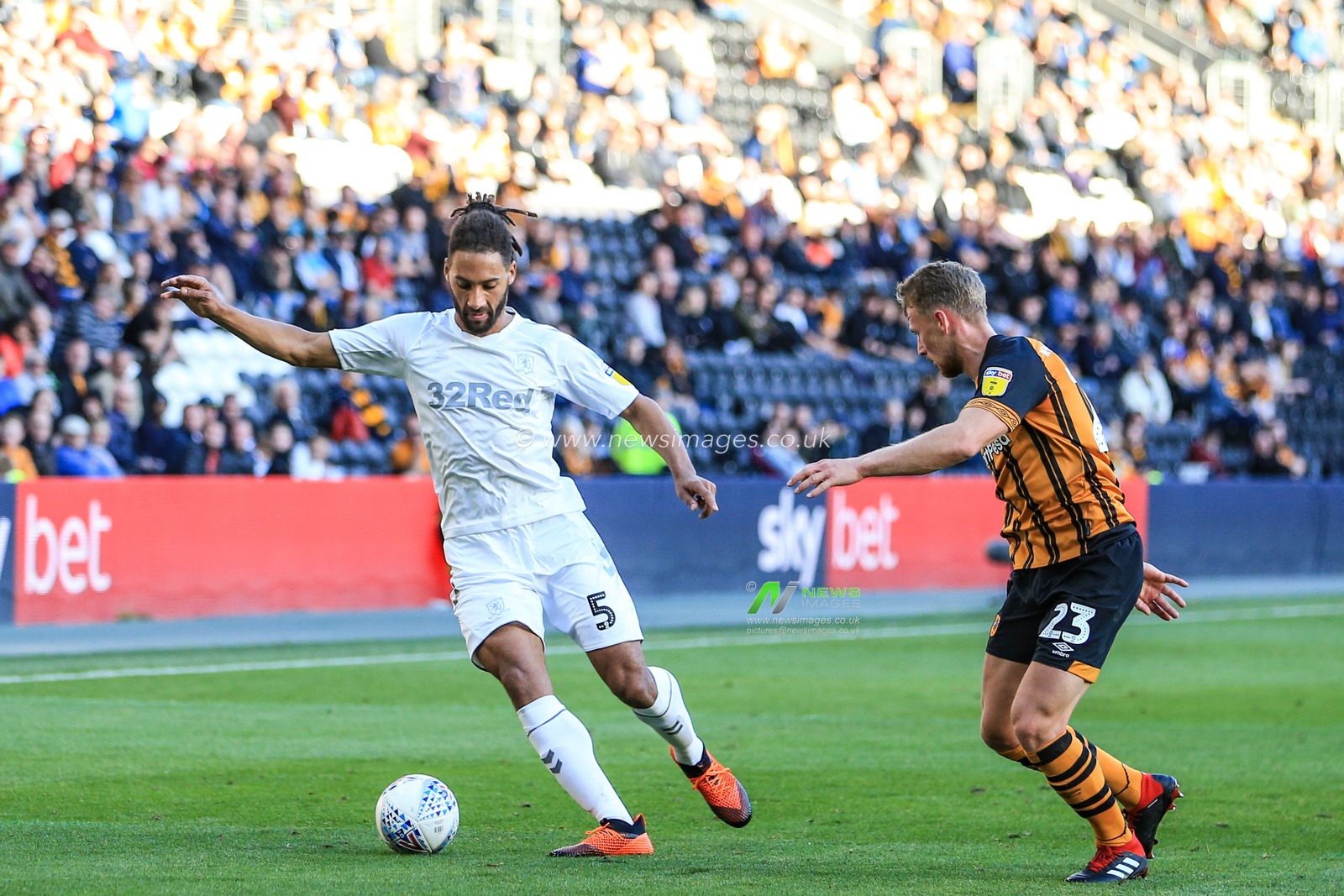 29th September 2018, KCOM Stadium, Hull , England; Sky Bet Championship, Hull City v Middlesbrough ; Ryan Shotton (05) of Middlesbrough holds the ball in the corner as Stephen Kingsley of Hull City presses 

Credit:   Mark Cosgrove/News Images

English Football League images are subject to DataCo Licence