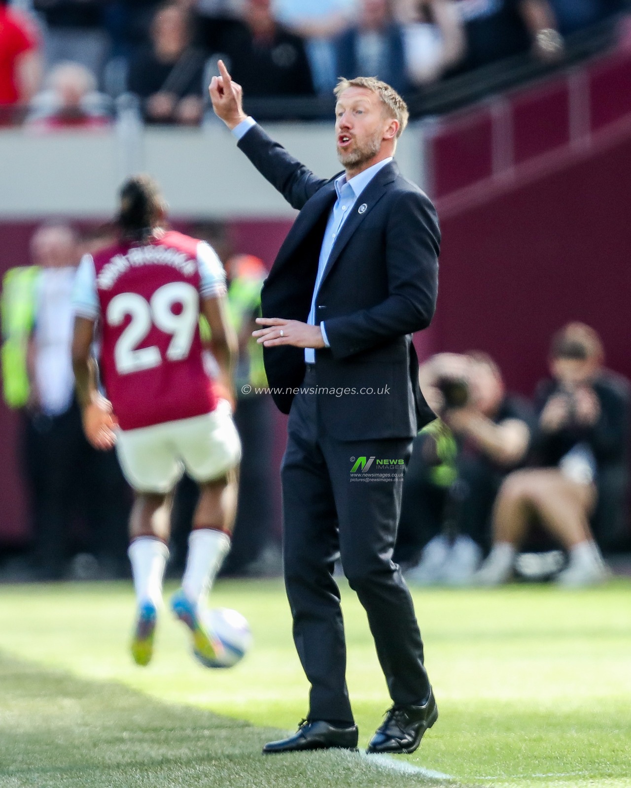 Graham Potter of West Ham United gives the team instructions during the Premier League match West Ham United vs Bournemouth at London Stadium, London, United Kingdom, 5th April 2025

(Photo by Izzy Poles/News Images)