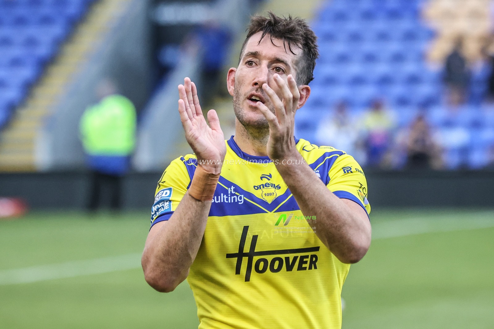 Stefan Ratchford of Warrington Wolves applauds the fans after the game during the Betfred Super League round 16 match Warrington Wolves vs Hull FC at Halliwell Jones Stadium, Warrington, United Kingdom, 28th June 2025

(Photo by Alfie Cosgrove/News Images)